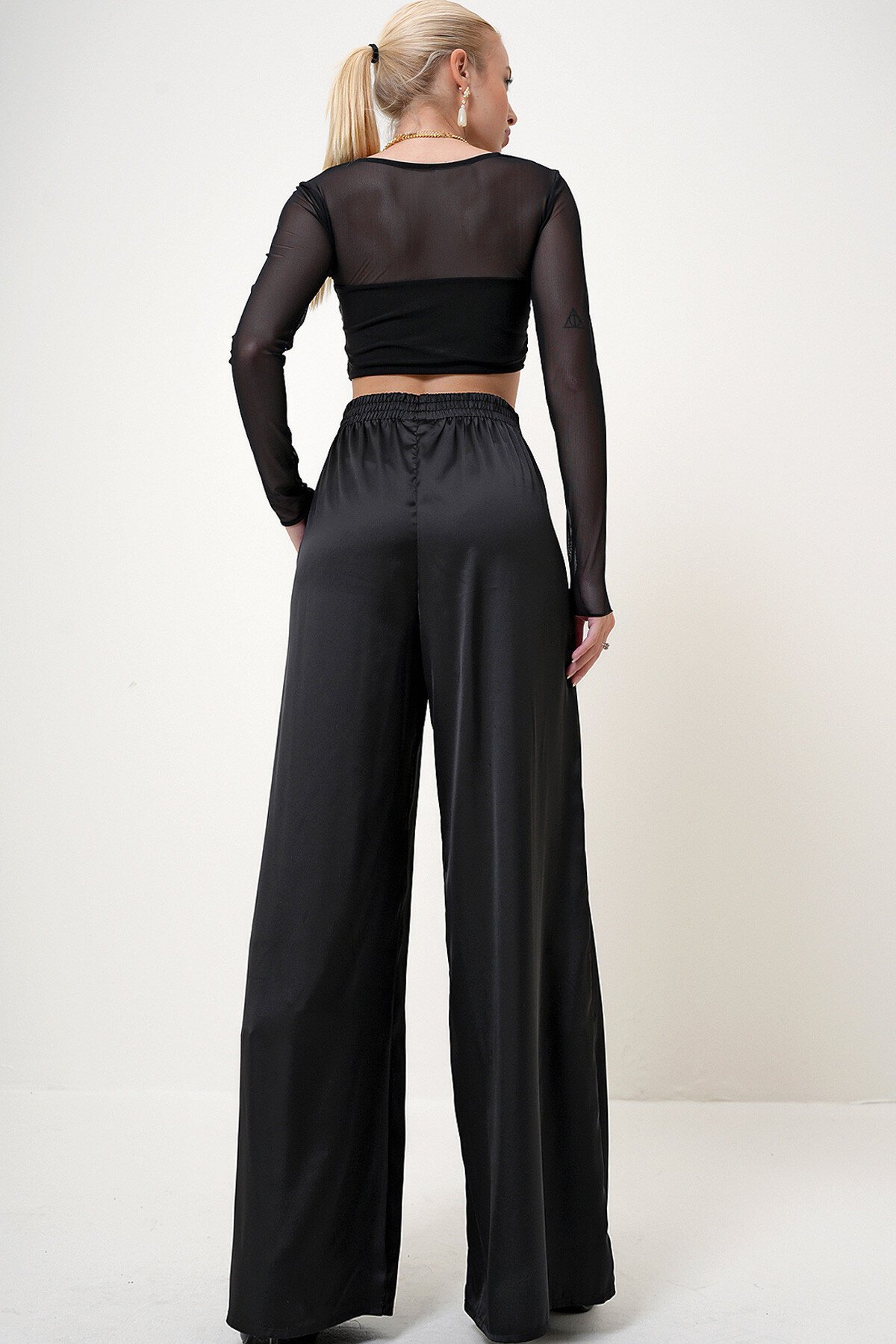 Siyah Yüksek Bel Beli Lastikli Çift Cepli Saten Palazzo Pantolon