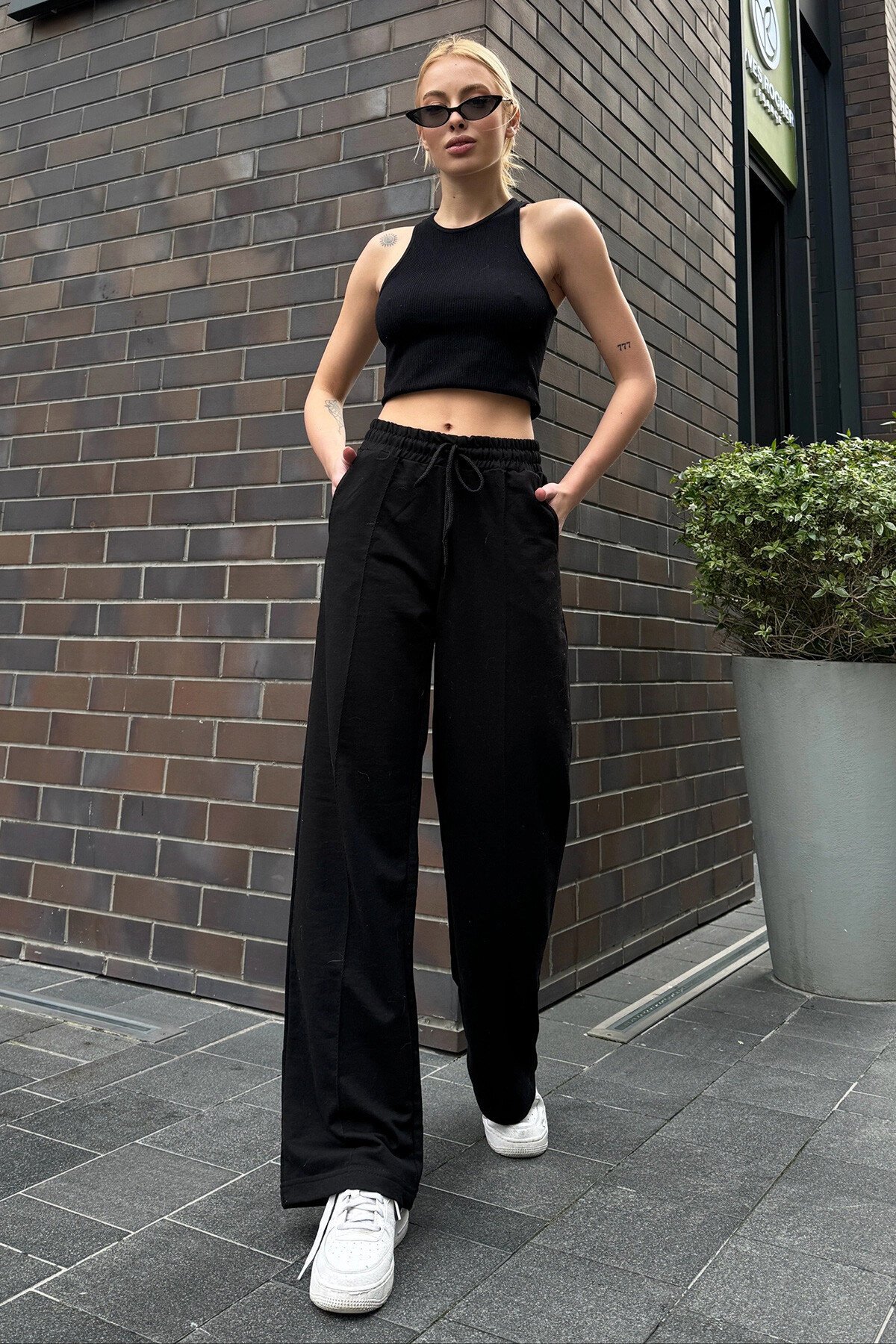 Siyah Yüksek Bel Önü Çimalı Bol Paça Çift Cepli Eşofman Altı