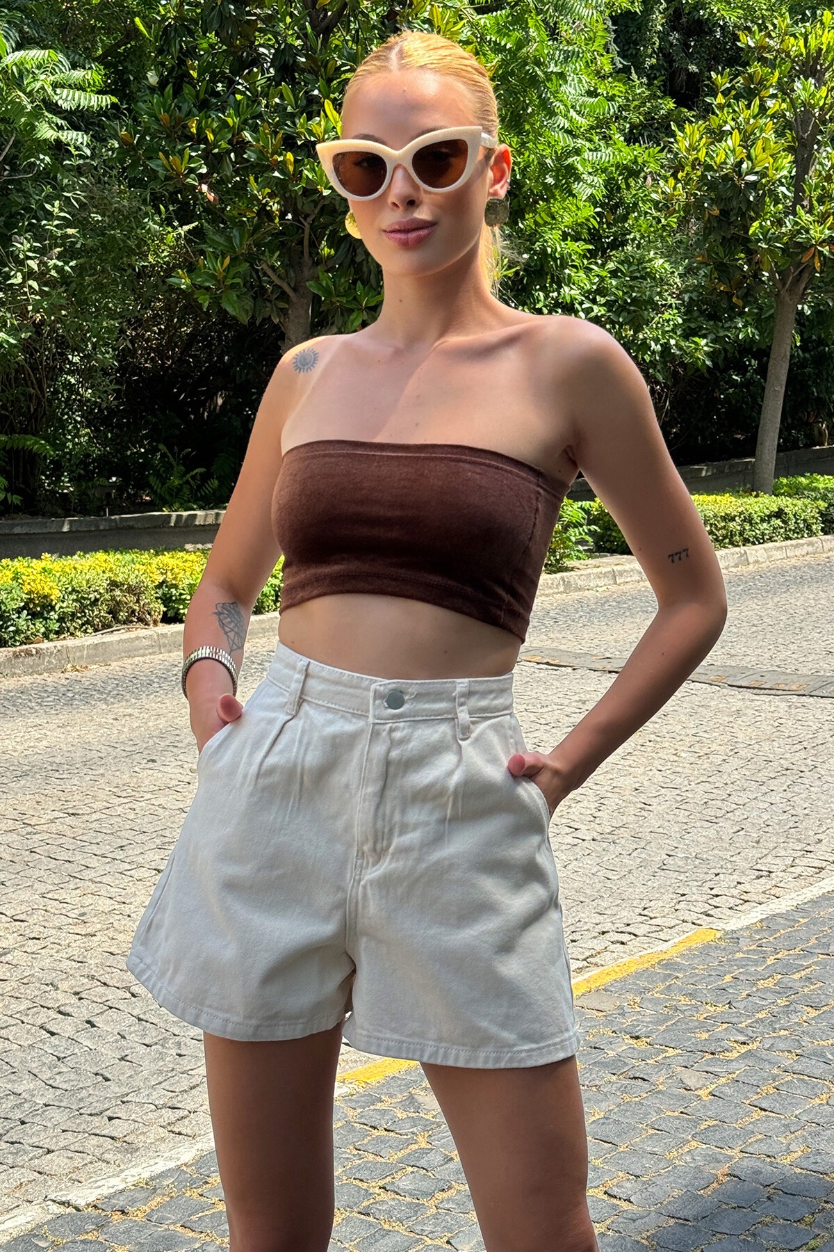 Taş Beş Cepli Pileli Düğmeli Kot Şort