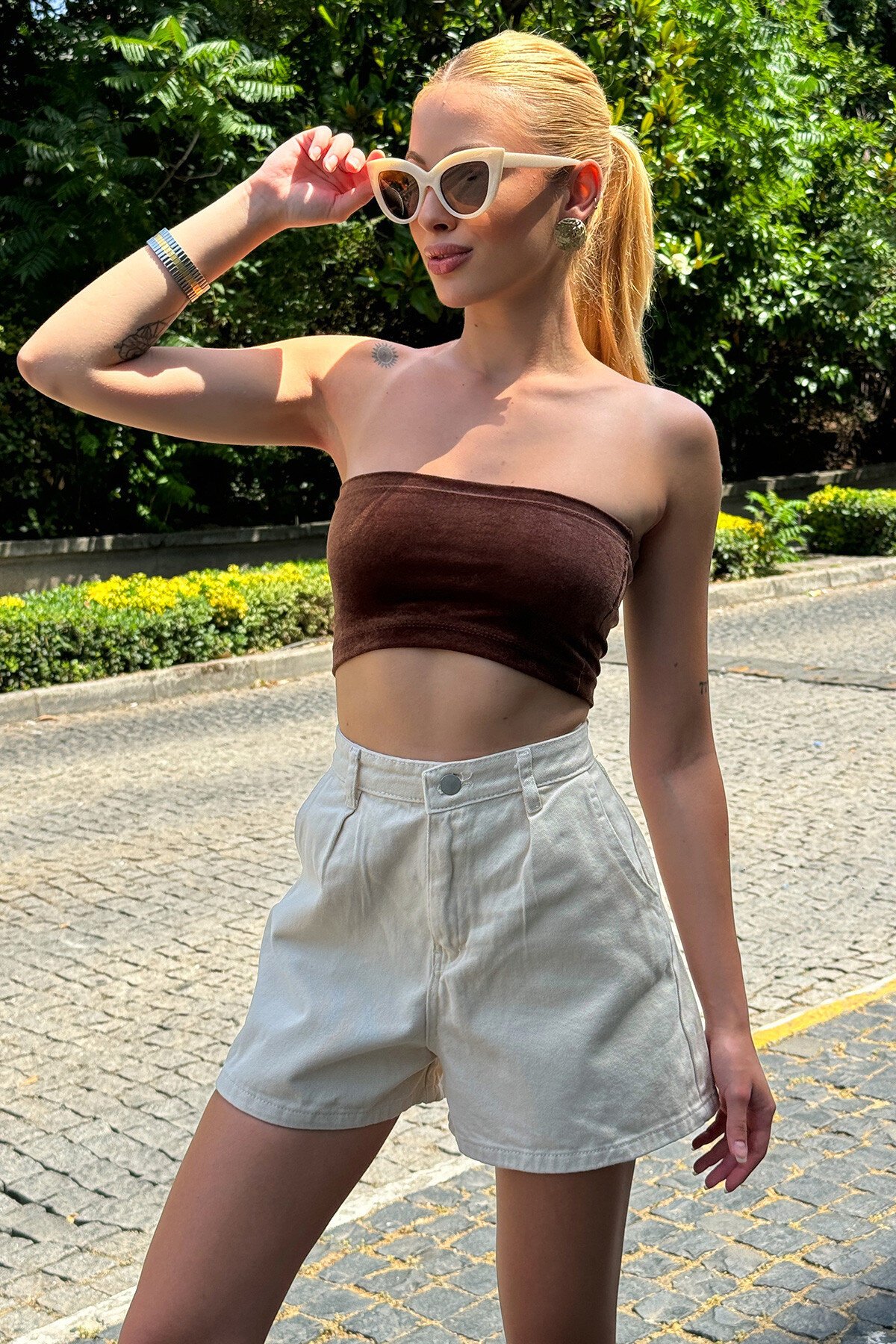 Taş Beş Cepli Pileli Düğmeli Kot Şort