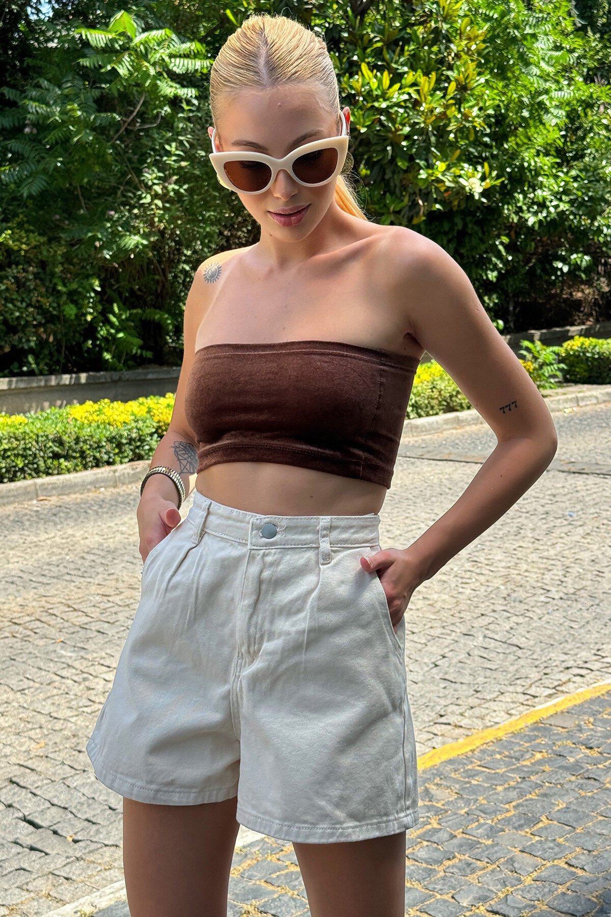 Taş Beş Cepli Pileli Düğmeli Kot Şort