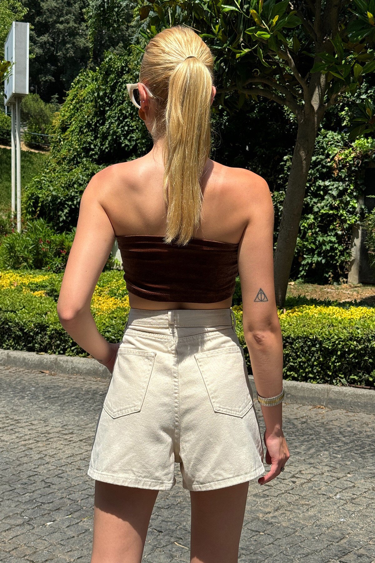 Taş Beş Cepli Pileli Düğmeli Kot Şort