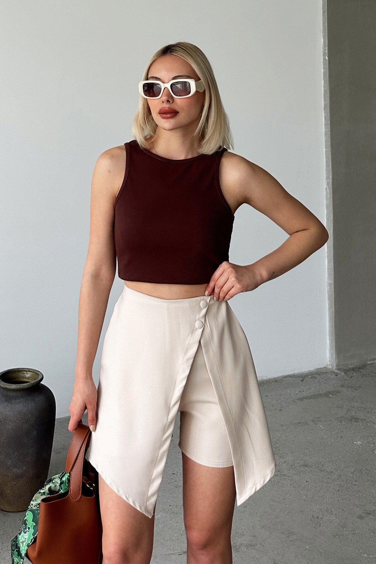 Taş Düğme Detaylı Asimetrik Kesim Fermuarlı Şort Etek