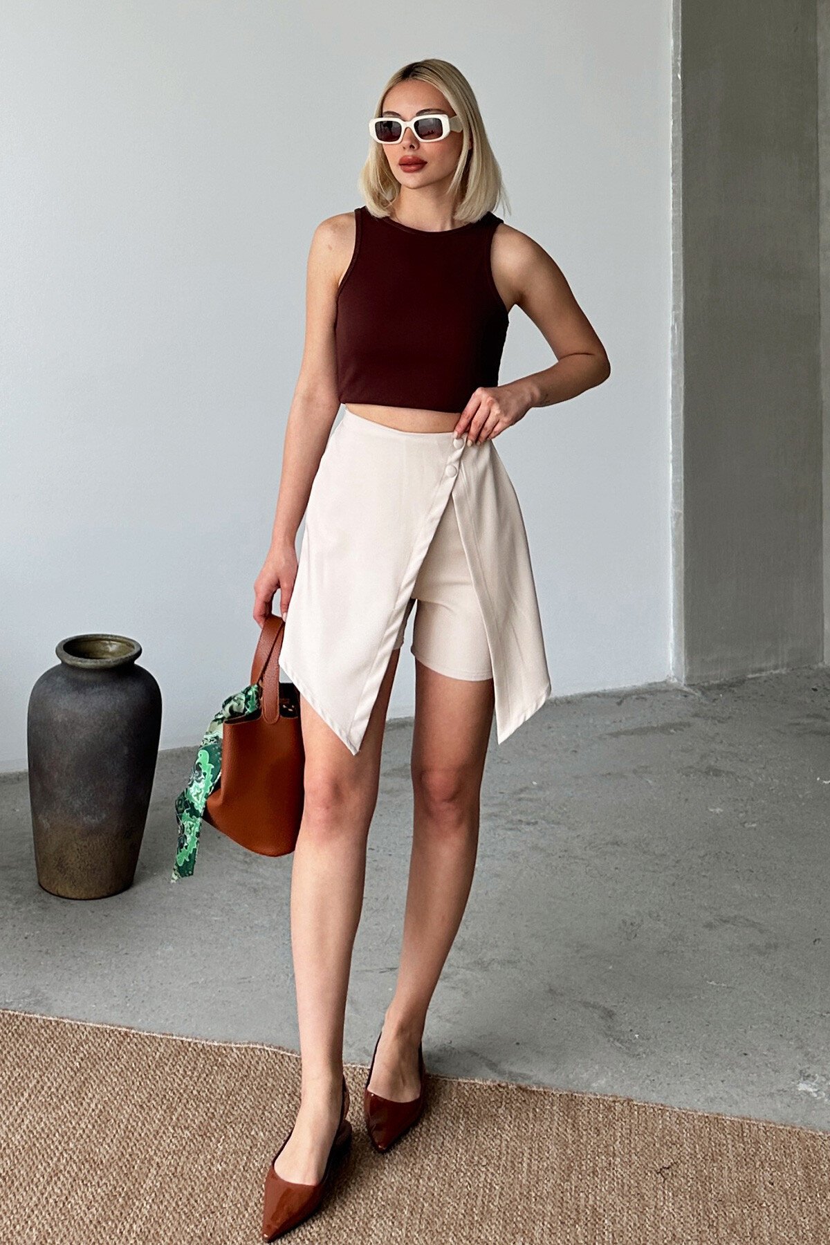 Taş Düğme Detaylı Asimetrik Kesim Fermuarlı Şort Etek