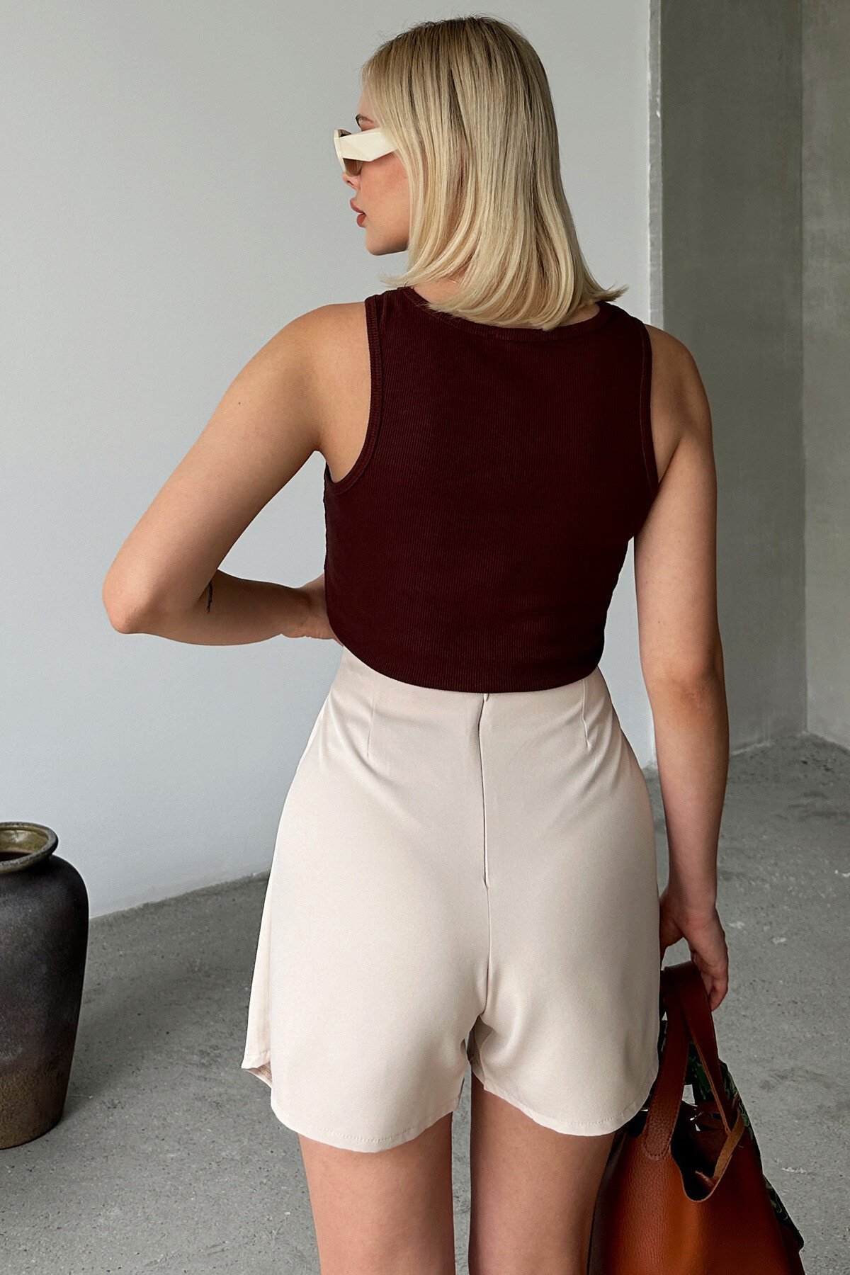 Taş Düğme Detaylı Asimetrik Kesim Fermuarlı Şort Etek