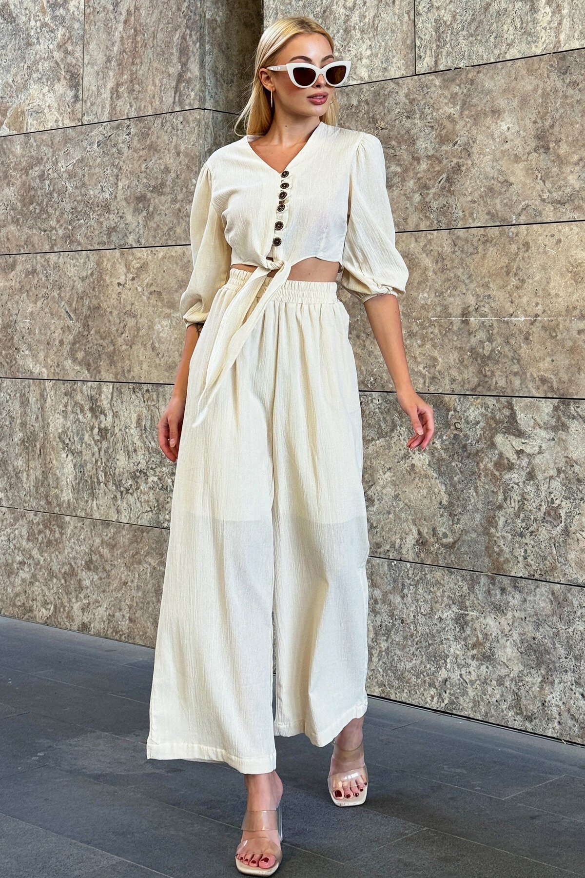 Taş Düğmeli Ve Bağlamalı Bluz Çift Cepli Pantolon Keten İkili Takım