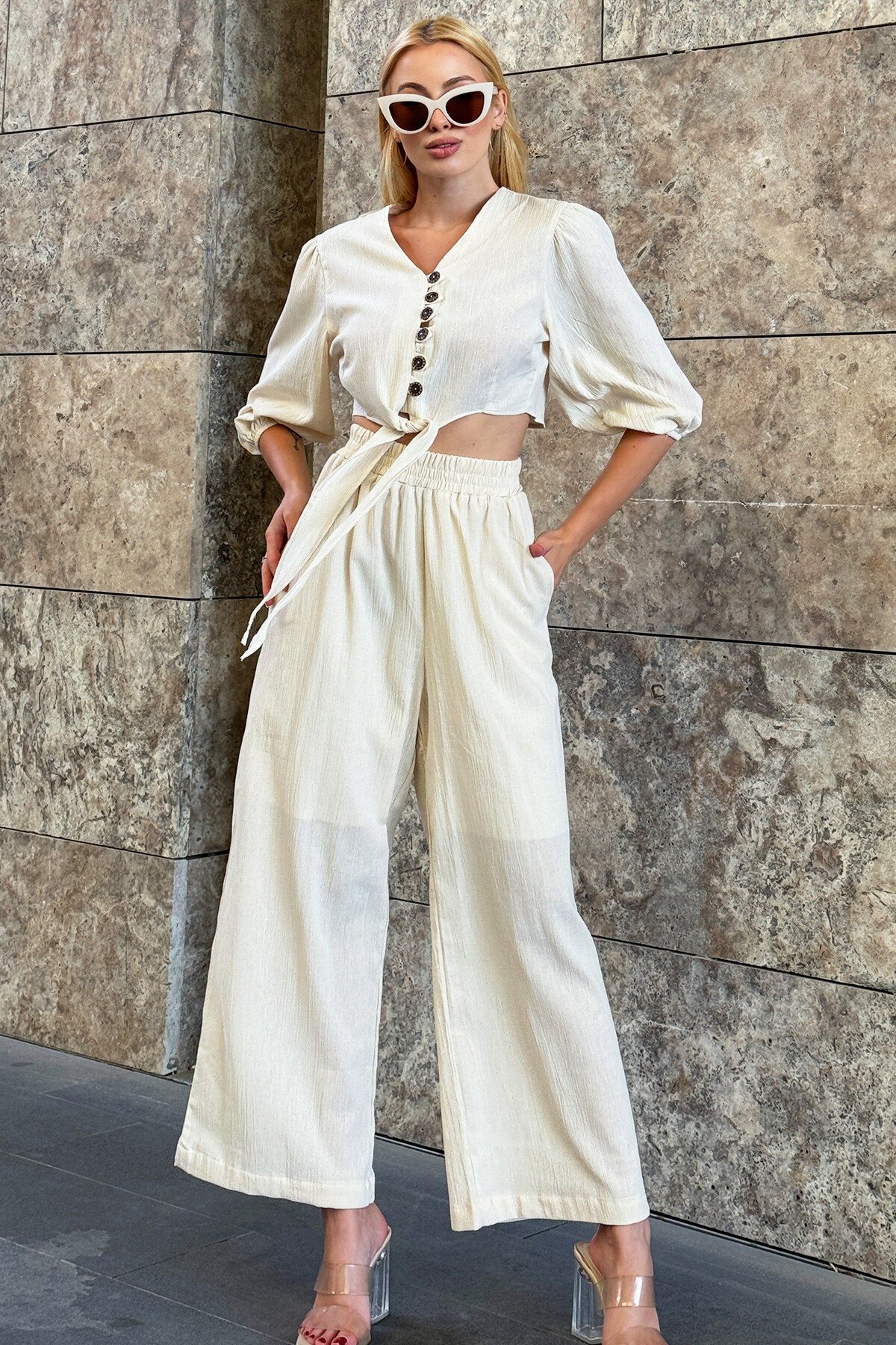 Taş Düğmeli Ve Bağlamalı Bluz Çift Cepli Pantolon Keten İkili Takım