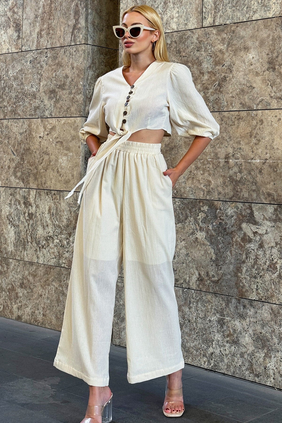 Taş Düğmeli Ve Bağlamalı Bluz Çift Cepli Pantolon Keten İkili Takım