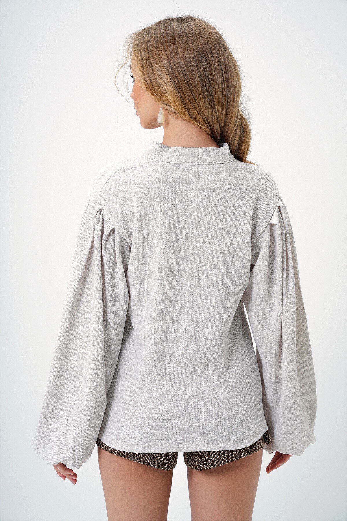 Taş Hakim Yaka Önü Düğmeli Balon Kol Dokulu Gömlek Bluz