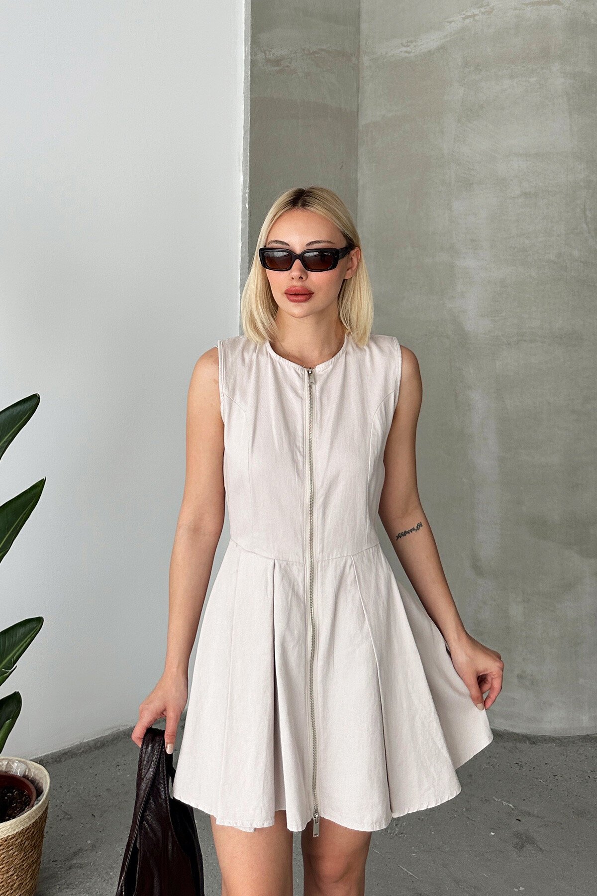 Taş Önü Fermuarlı Sıfır Kol Pileli Kısa Elbise
