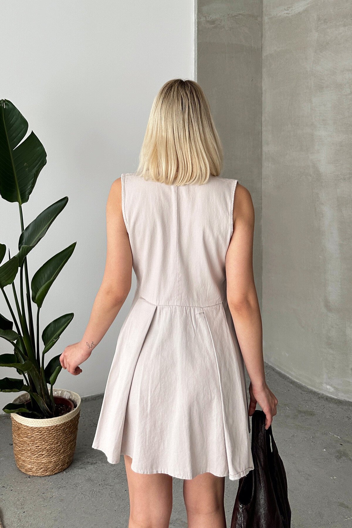 Taş Önü Fermuarlı Sıfır Kol Pileli Kısa Elbise