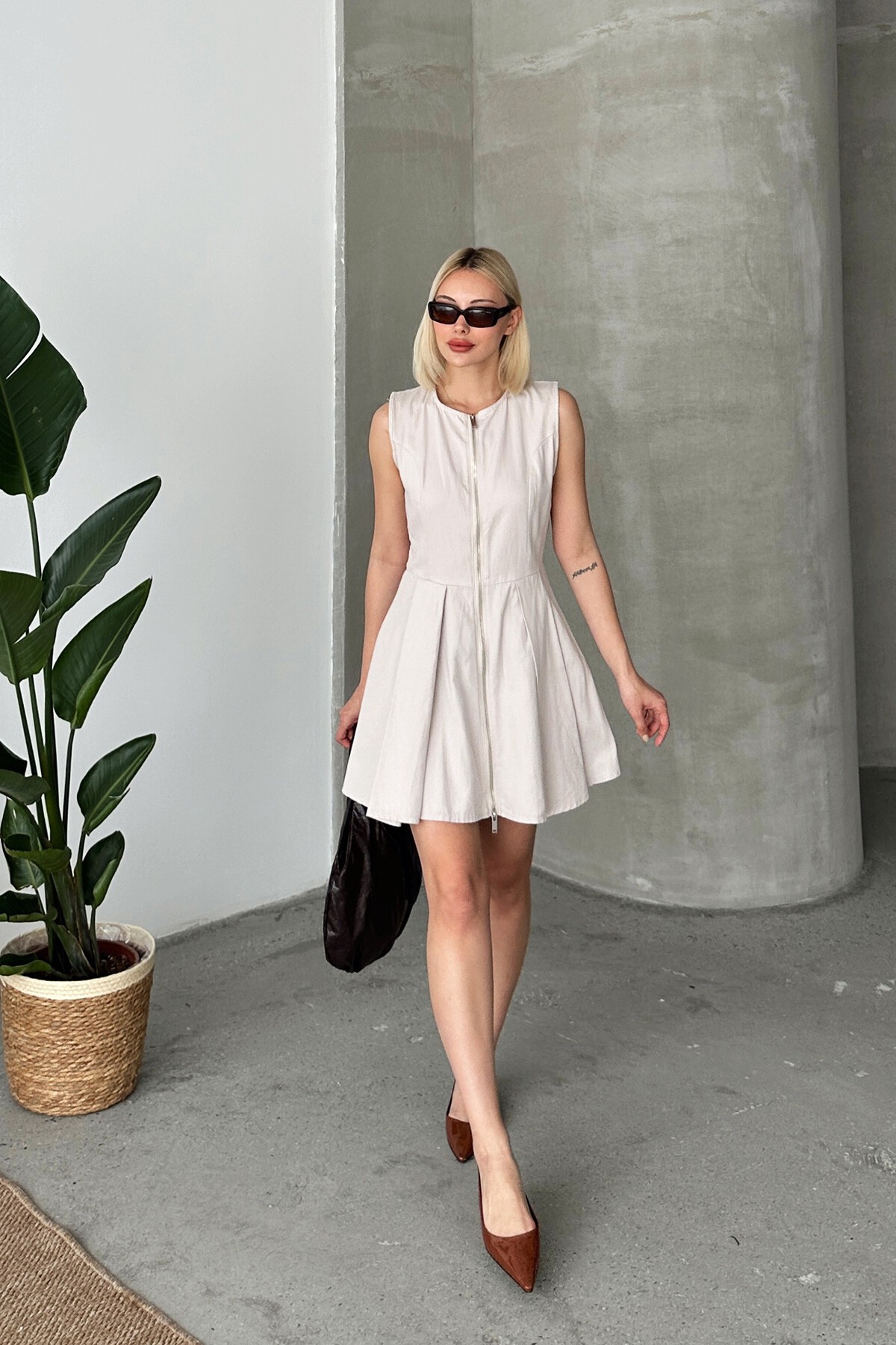 Taş Önü Fermuarlı Sıfır Kol Pileli Kısa Elbise