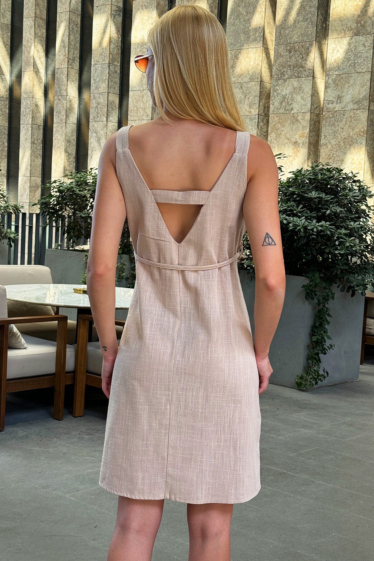 Taş U Yaka Sırt Detaylı İp Kemerli Keten Elbise