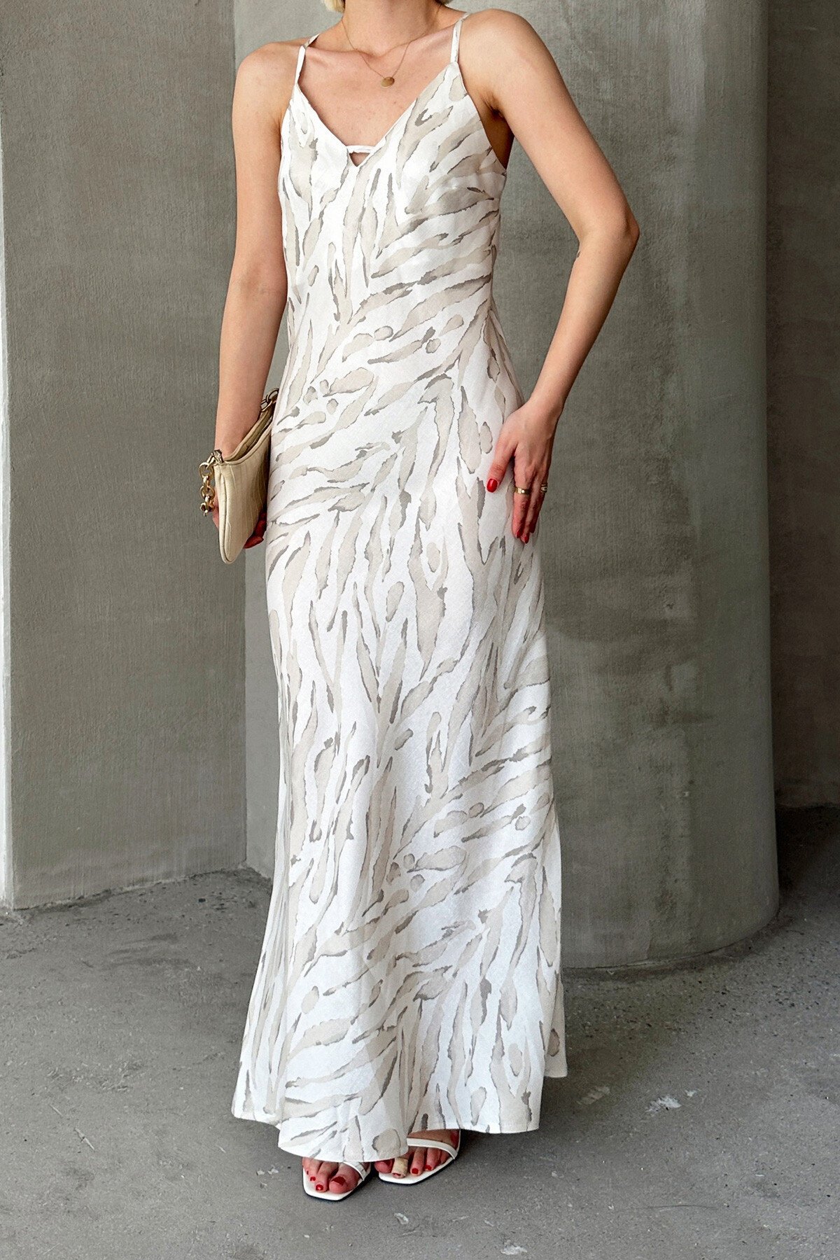 Taş V Yaka Ayarlanabilir Çapraz İp Askılı Maxi Boy Saten Elbise