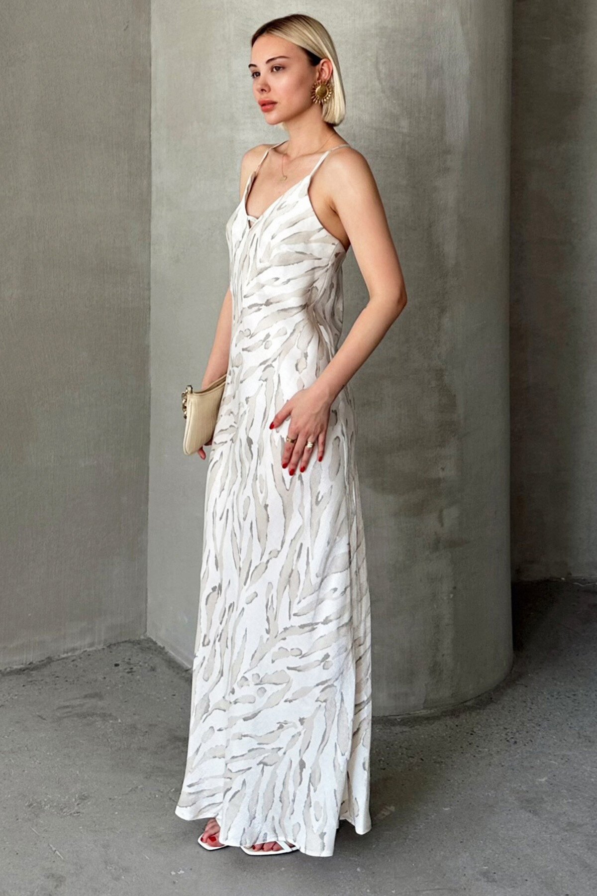 Taş V Yaka Ayarlanabilir Çapraz İp Askılı Maxi Boy Saten Elbise