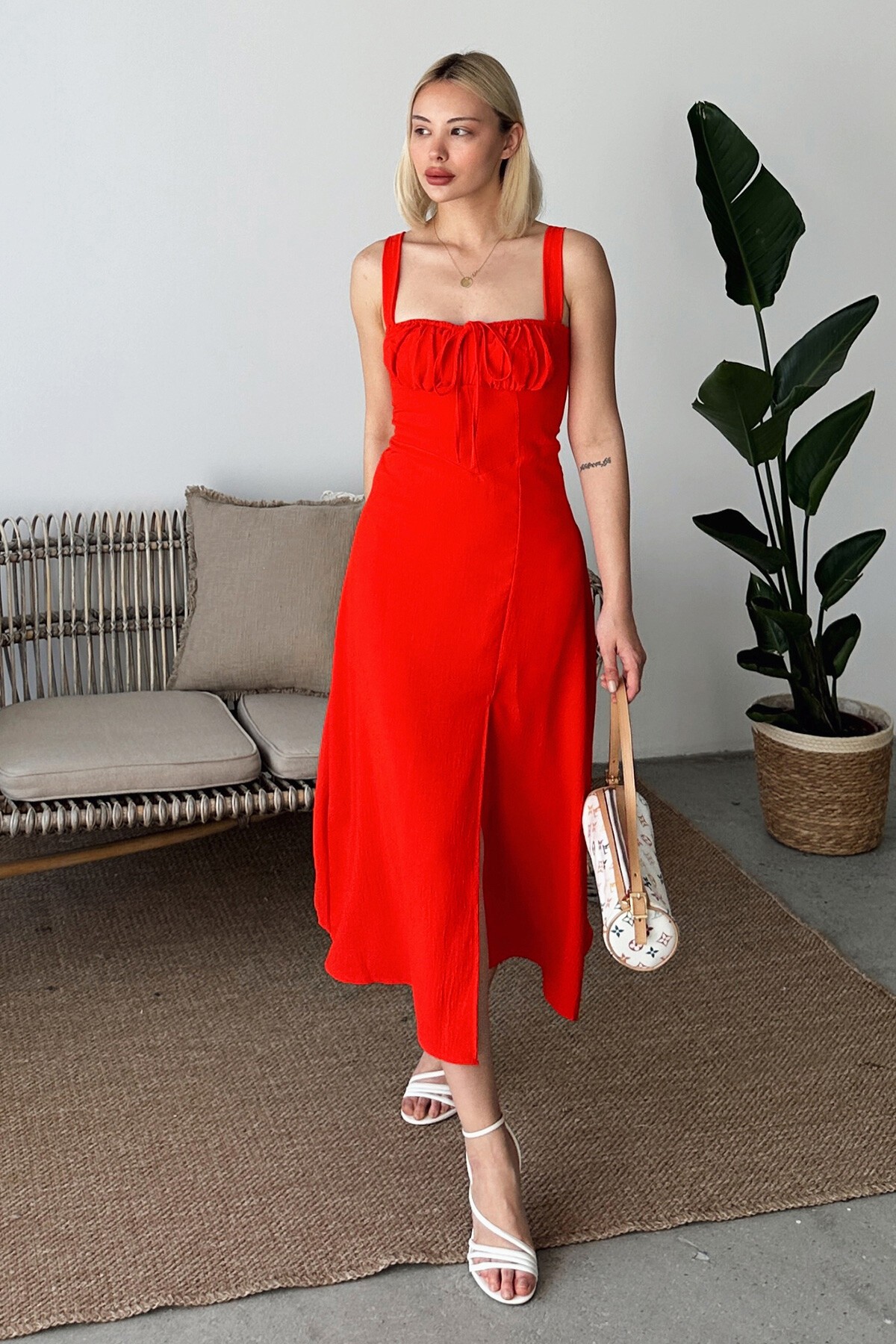 Turuncu Önü Büzgülü Yırtmaçlı Arkası Bağcıklı Kalın Askılı Elbise