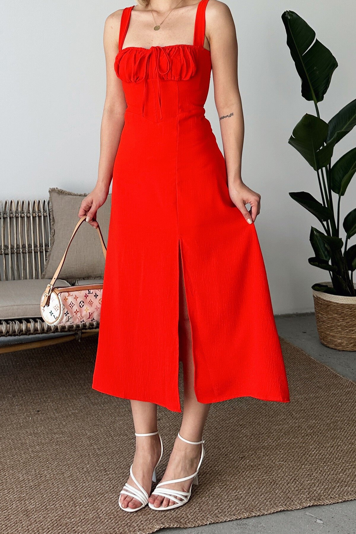 Turuncu Önü Büzgülü Yırtmaçlı Arkası Bağcıklı Kalın Askılı Elbise