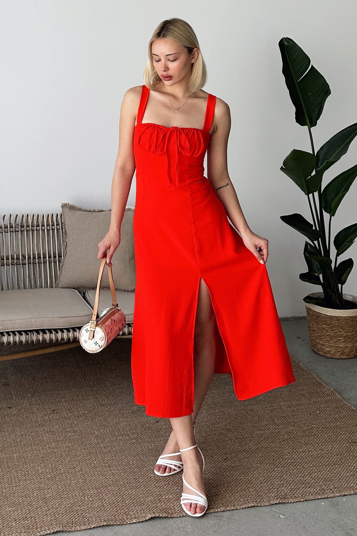 Turuncu Önü Büzgülü Yırtmaçlı Arkası Bağcıklı Kalın Askılı Elbise