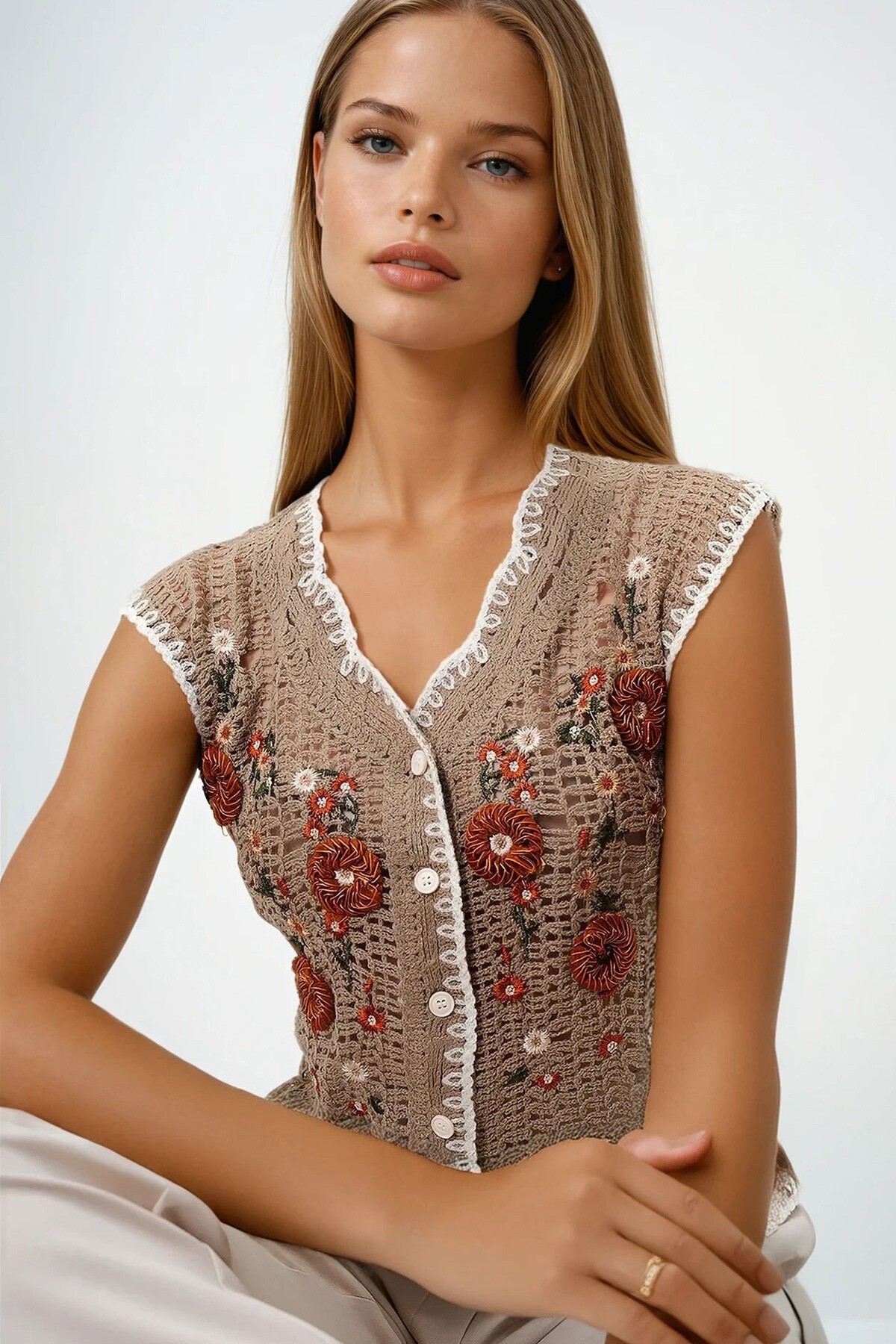 Vizon Delik Ajurlu Kabartma Nakışlı Triko Yelek