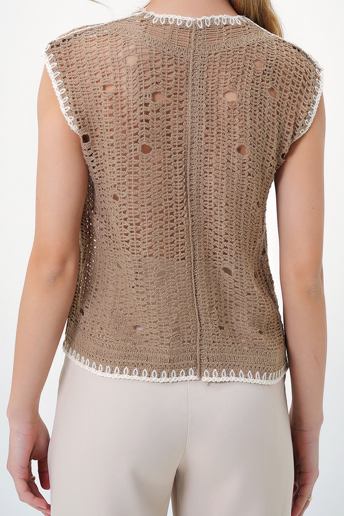 Vizon Delik Ajurlu Kabartma Nakışlı Triko Yelek