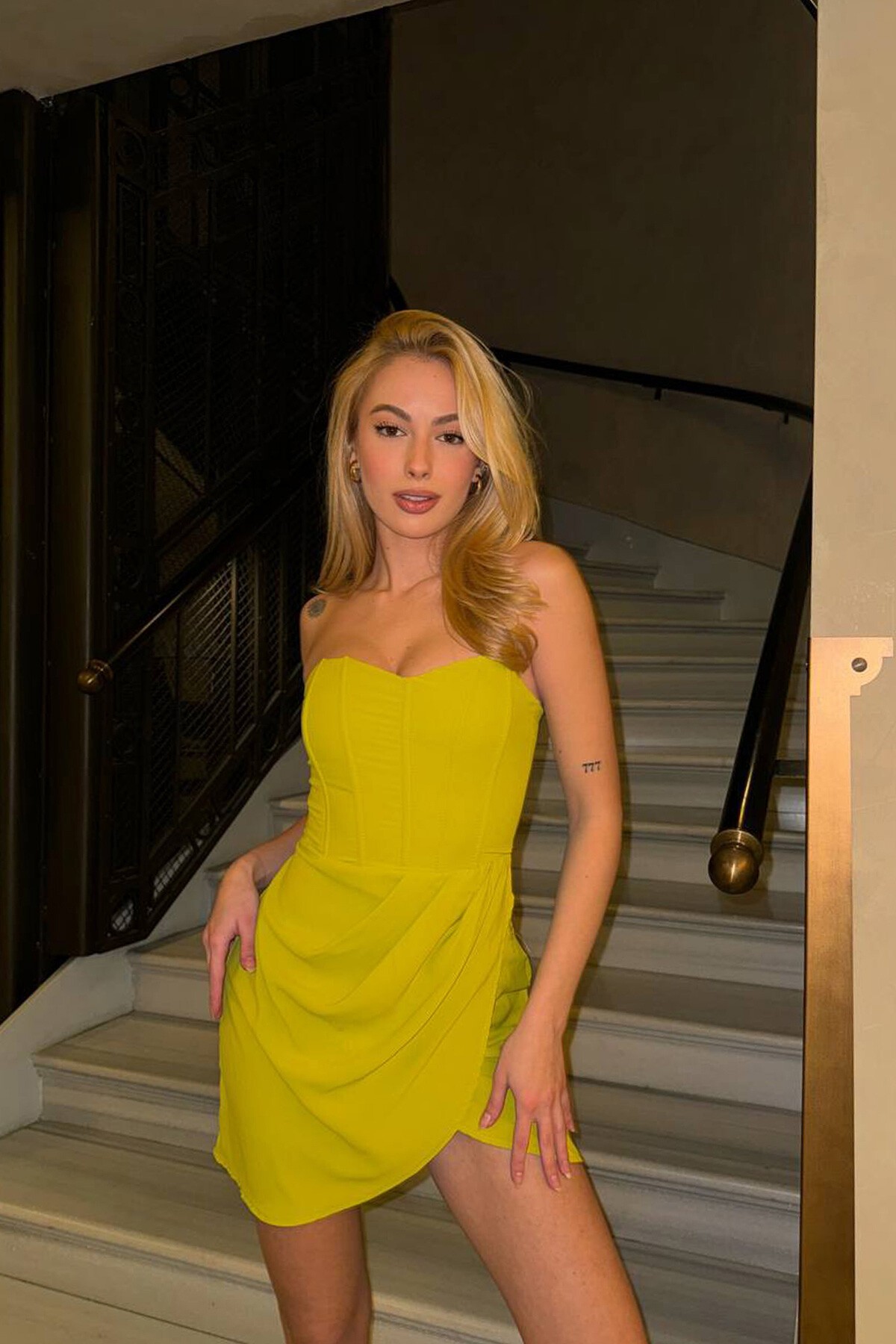 Yağ Yeşili Kalp Yaka Straplez Eteği Kruvaze Mini Elbise