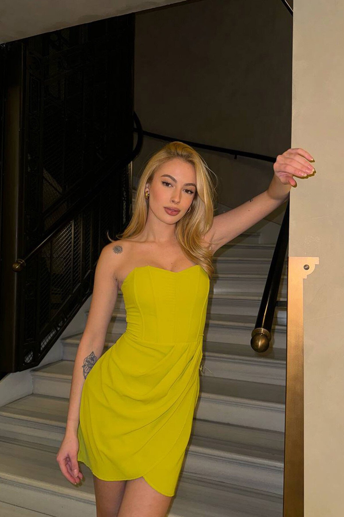 Yağ Yeşili Kalp Yaka Straplez Eteği Kruvaze Mini Elbise