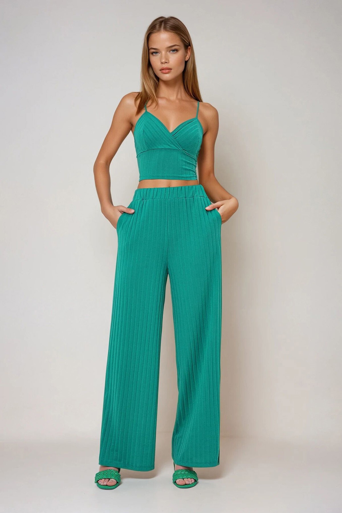 Yeşil Ayarlanabilir İp Askılı Kruvaze Büstiyer Ve Yırtmaçlı Palazzo Pantolon Takım