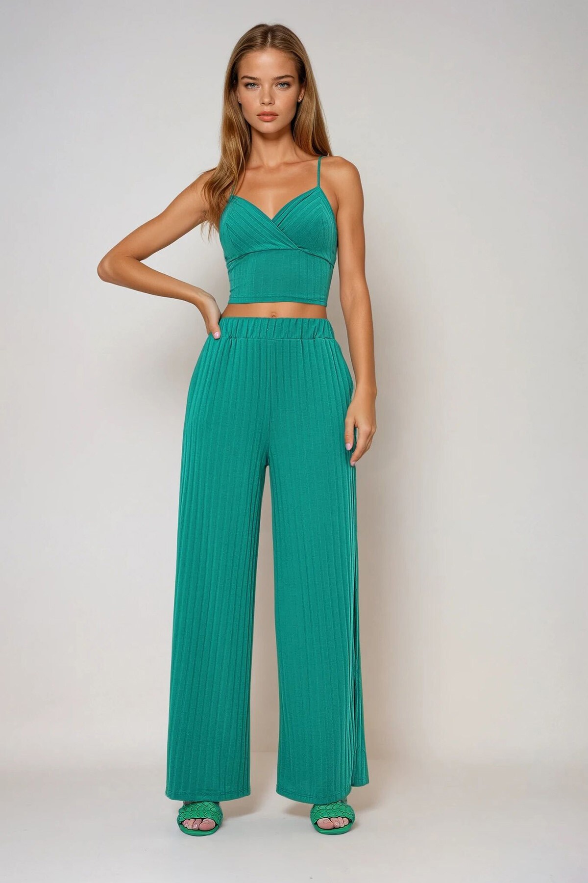 Yeşil Ayarlanabilir İp Askılı Kruvaze Büstiyer Ve Yırtmaçlı Palazzo Pantolon Takım