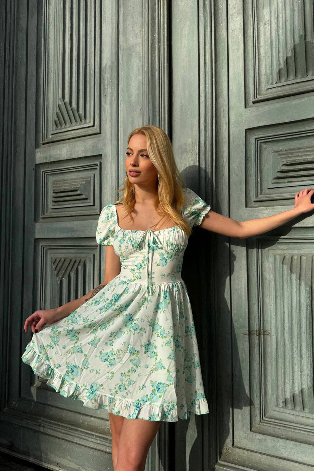 Yeşil Fırfır Detaylı Kare Yaka Çiçek Desenli Mini Elbise