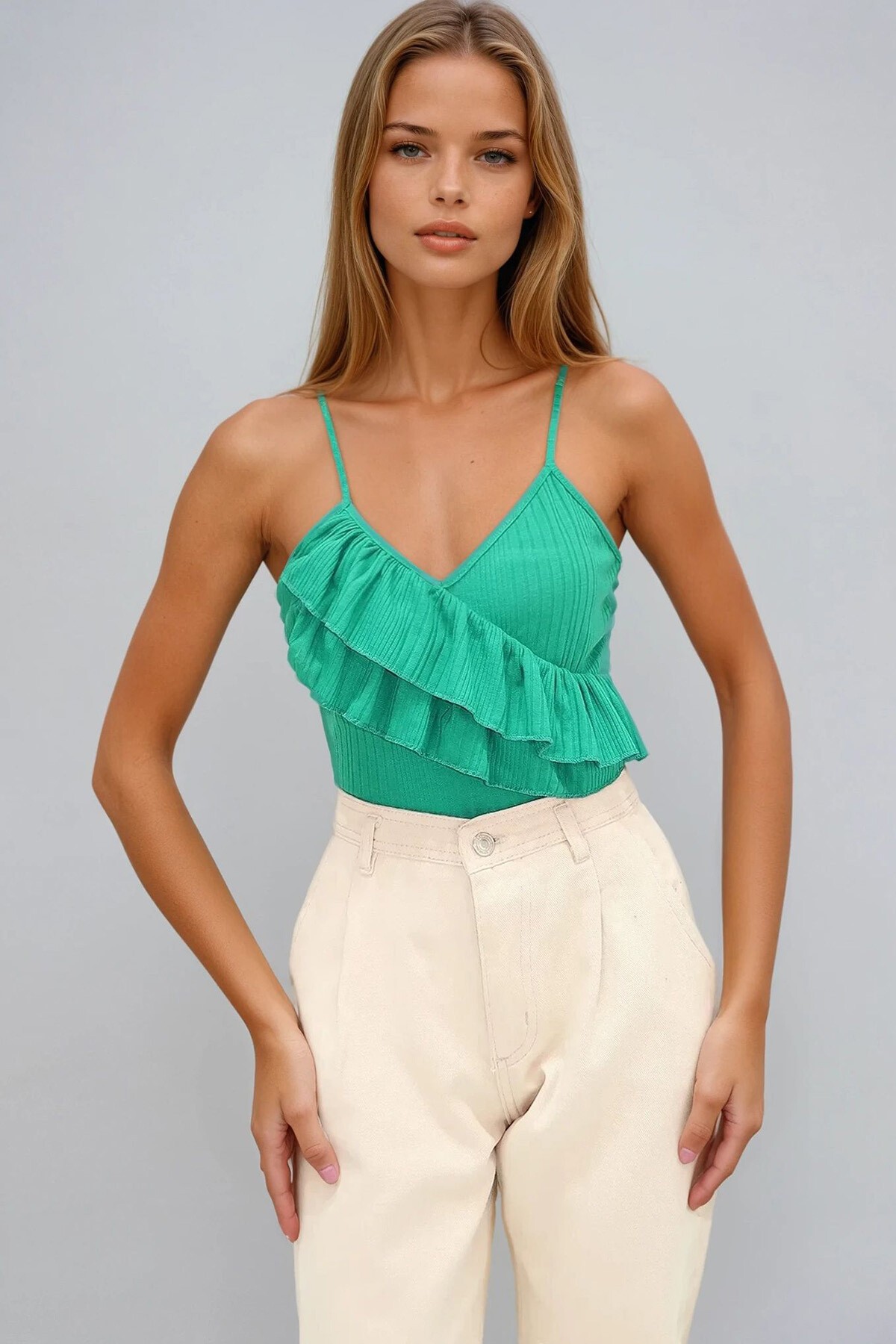 Yeşil V Yaka Ayarlanabilir Askılı Önü Fırfırlı Örme Bluz