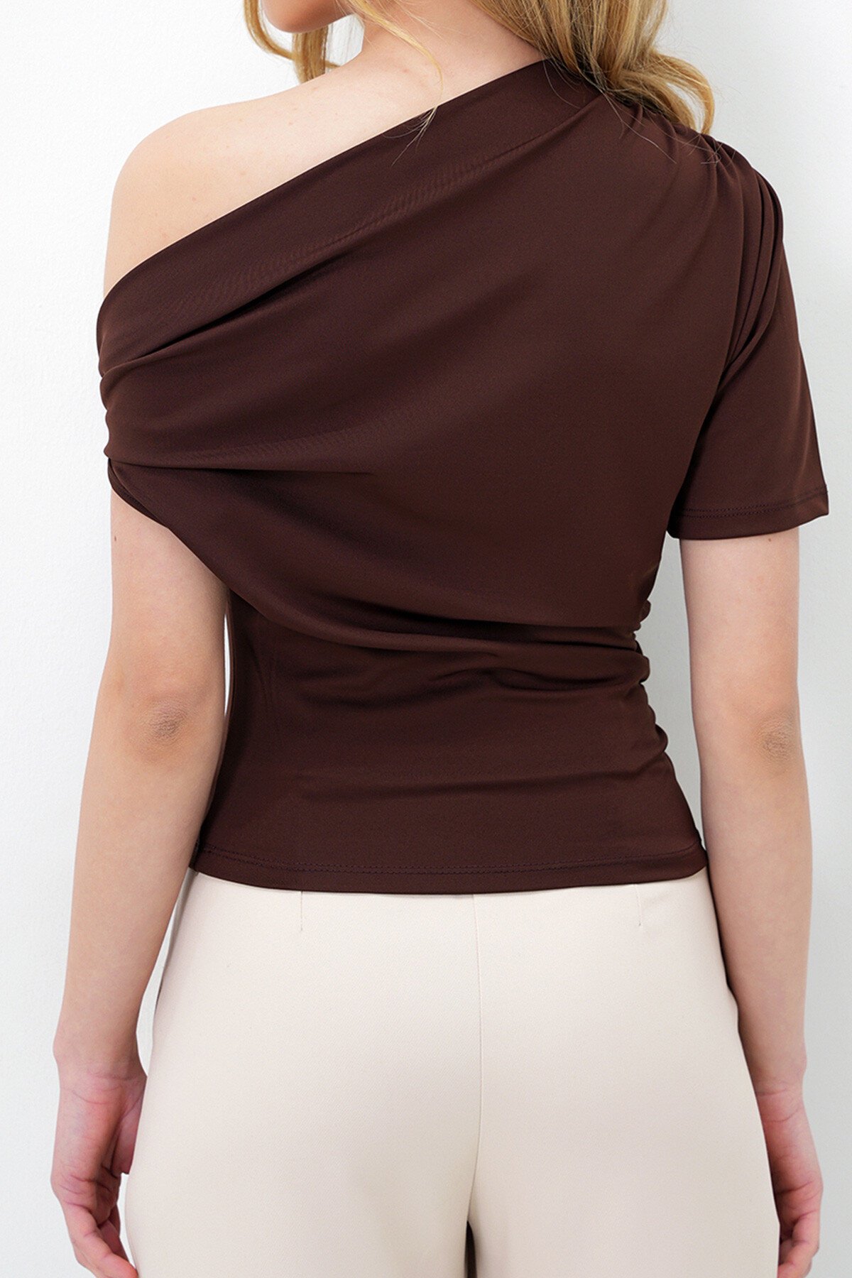 Acı Kahve Asimetrik Yaka Drapeli Omuz Aksesuarlı  Sandy Bluz