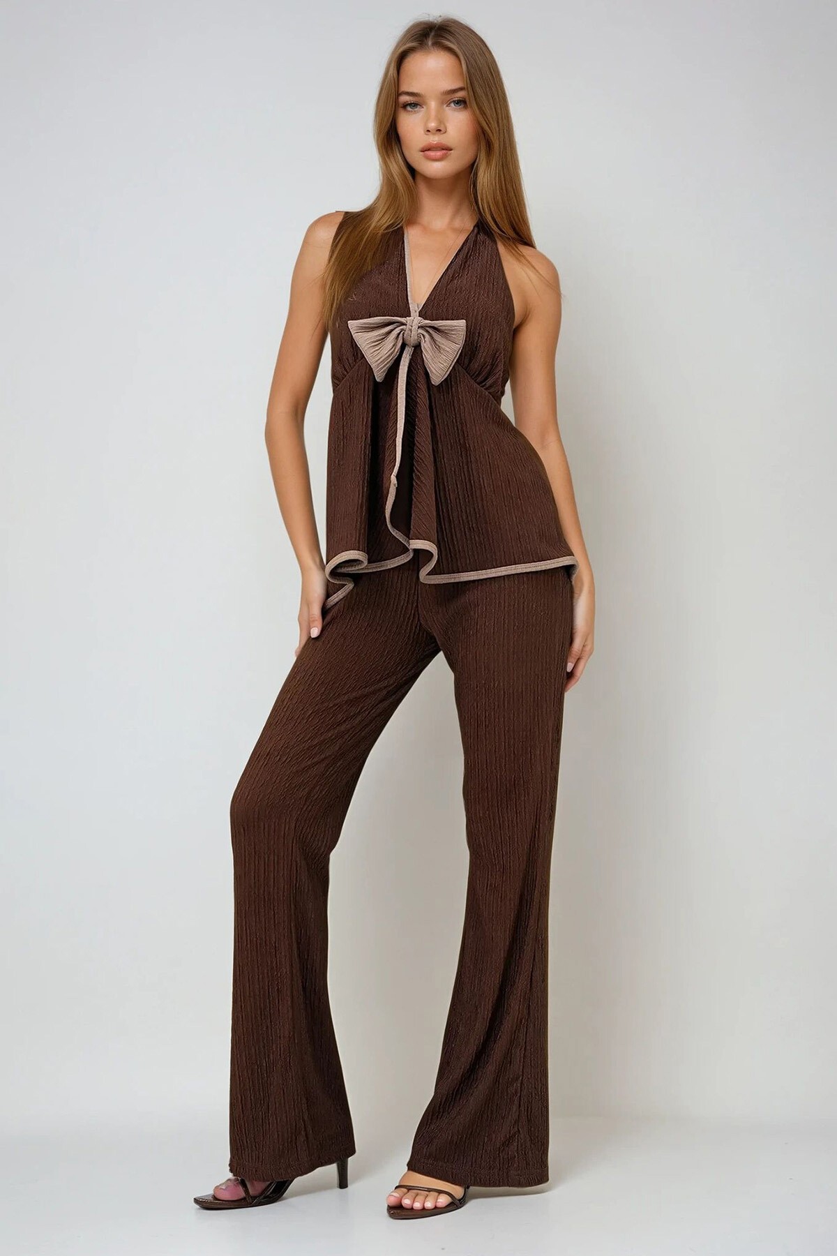 Acı Kahve Sırt Dekolteli Biye Ve Fiyonk Detaylı Bürümcük Bluz Ve Pantolon Takım