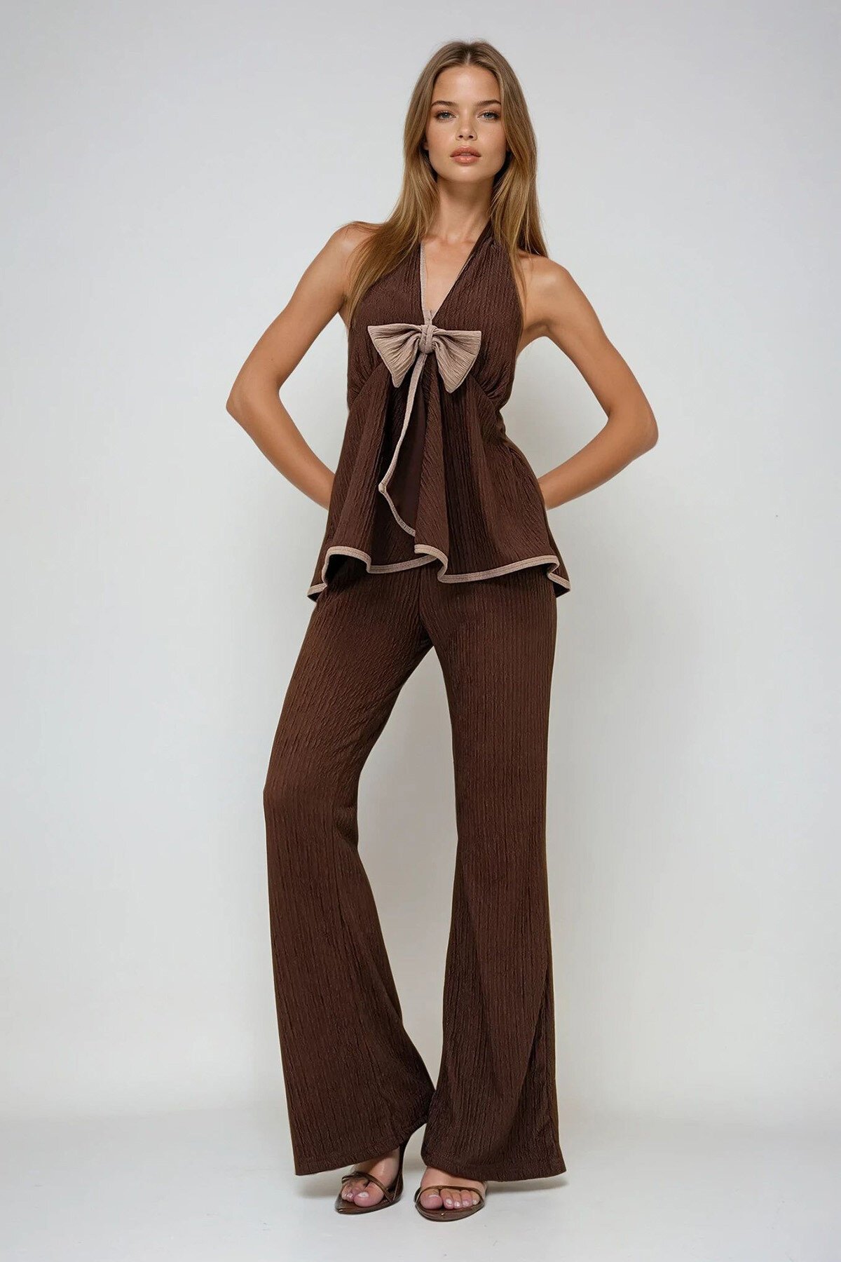 Acı Kahve Sırt Dekolteli Biye Ve Fiyonk Detaylı Bürümcük Bluz Ve Pantolon Takım