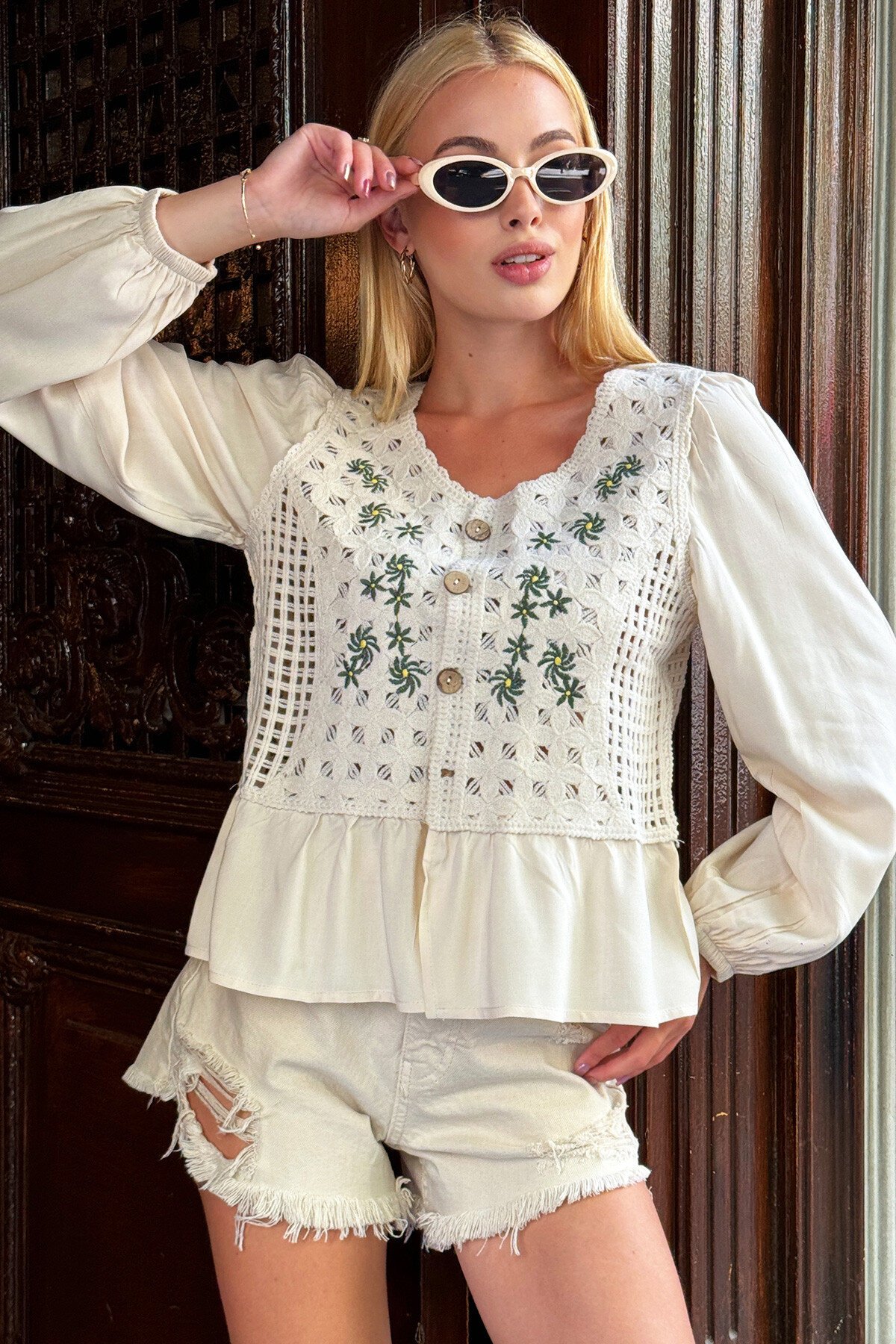 Açık Bej Düğmeli Dokuma Garnili Triko Nakışlı Bluz