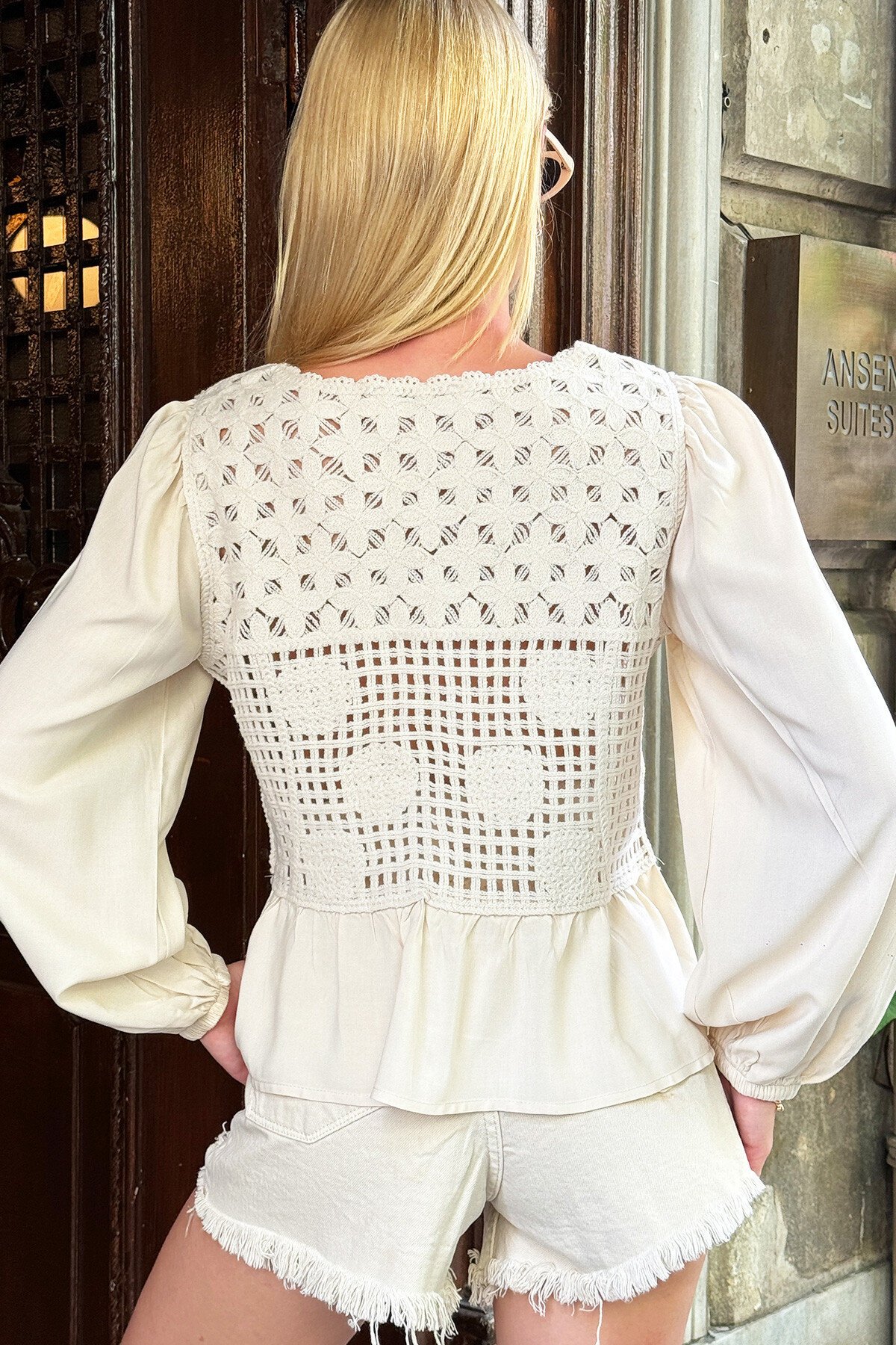 Açık Bej Düğmeli Dokuma Garnili Triko Nakışlı Bluz