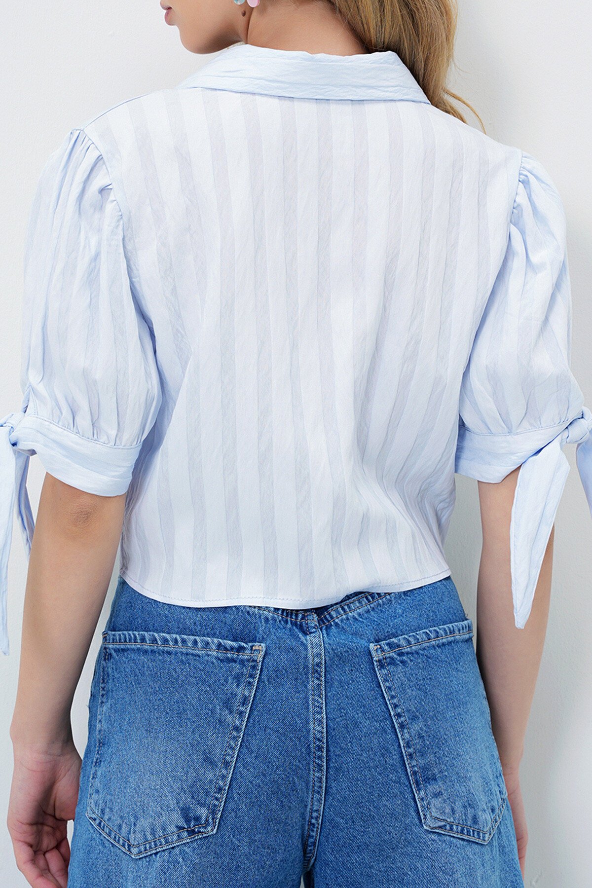 Bebe Mavi Kendinden Desenli Kolları Bağlamalı Dokuma Crop Gömlek