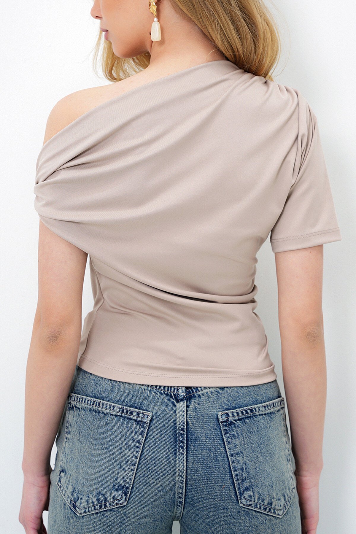 Bej Asimetrik Yaka Drapeli Omuz Aksesuarlı  Sandy Bluz