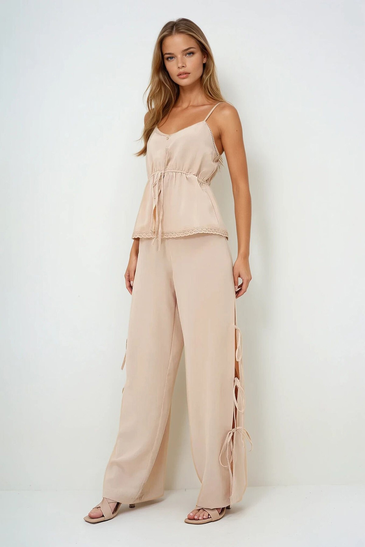 Bej Ayarlanabilir Askılı Dantel Ve Bağlama Detaylı Dokuma Bluz Ve Pantolon Takım