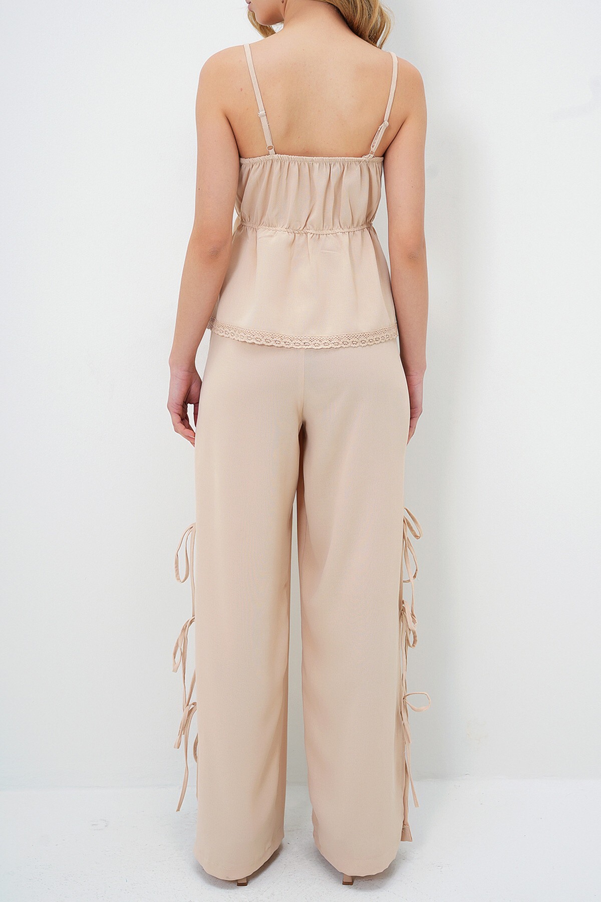 Bej Ayarlanabilir Askılı Dantel Ve Bağlama Detaylı Dokuma Bluz Ve Pantolon Takım