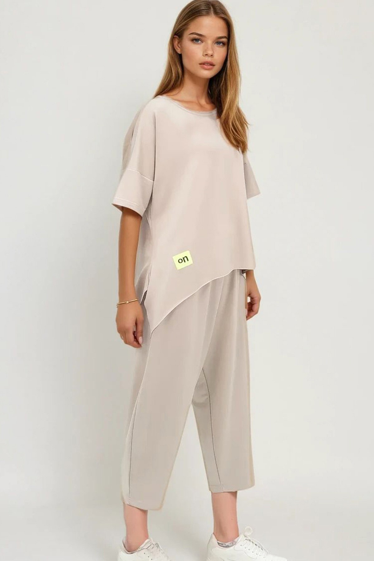 Bej Bisiklet Yaka Asimetrik Kesim Armalı Bluz Ve Pantolon Takım