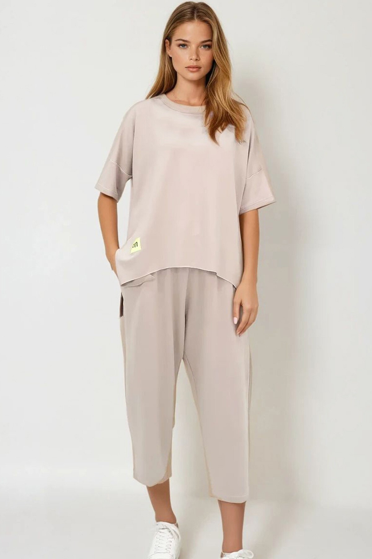 Bej Bisiklet Yaka Asimetrik Kesim Armalı Bluz Ve Pantolon Takım