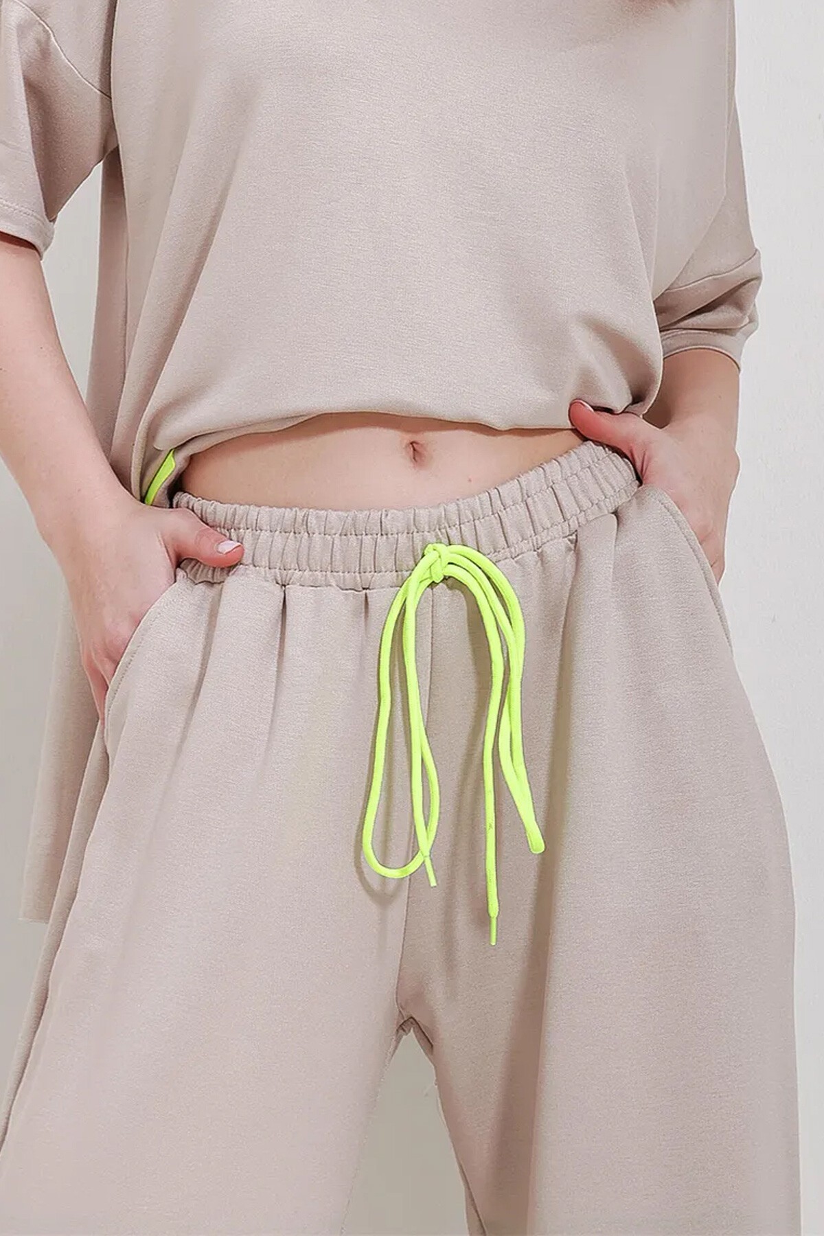 Bej Bisiklet Yaka Asimetrik Kesim Armalı Bluz Ve Pantolon Takım