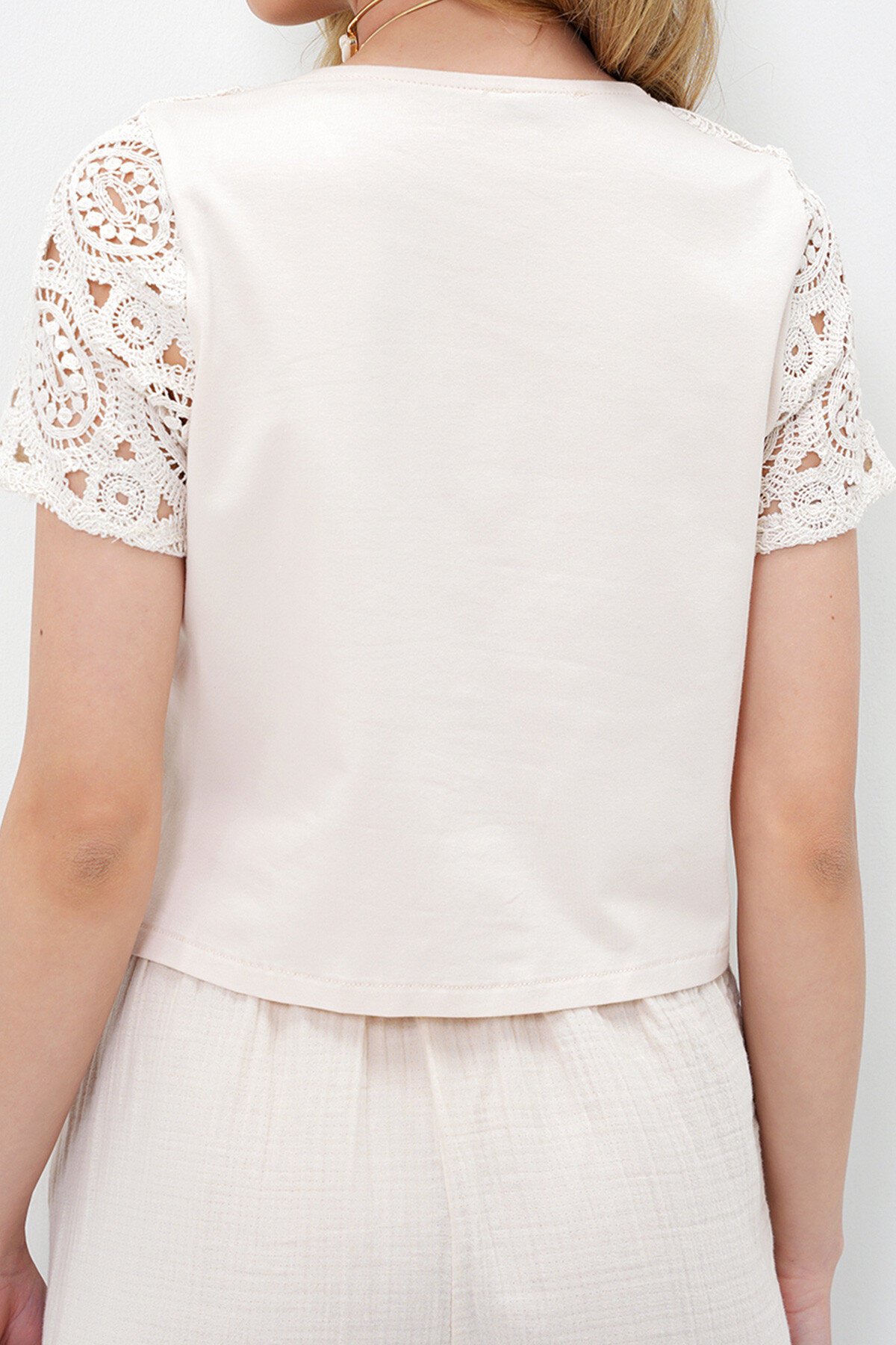 Bej Bisiklet Yaka Delik Ajurlu İçi Astarlı Motif İşlemeli Crop Bluz