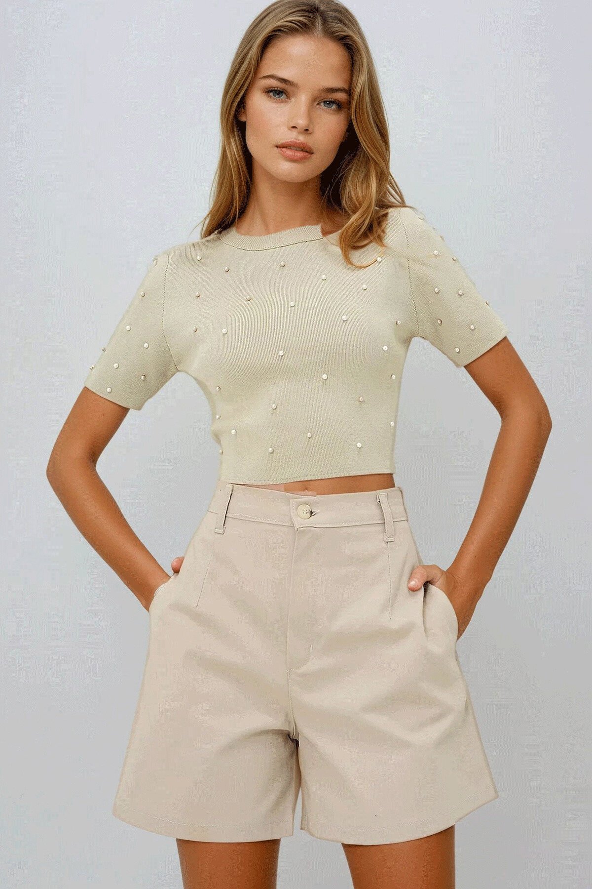 Bej Bisiklet Yaka İnci Çakımlı  Triko Crop Bluz