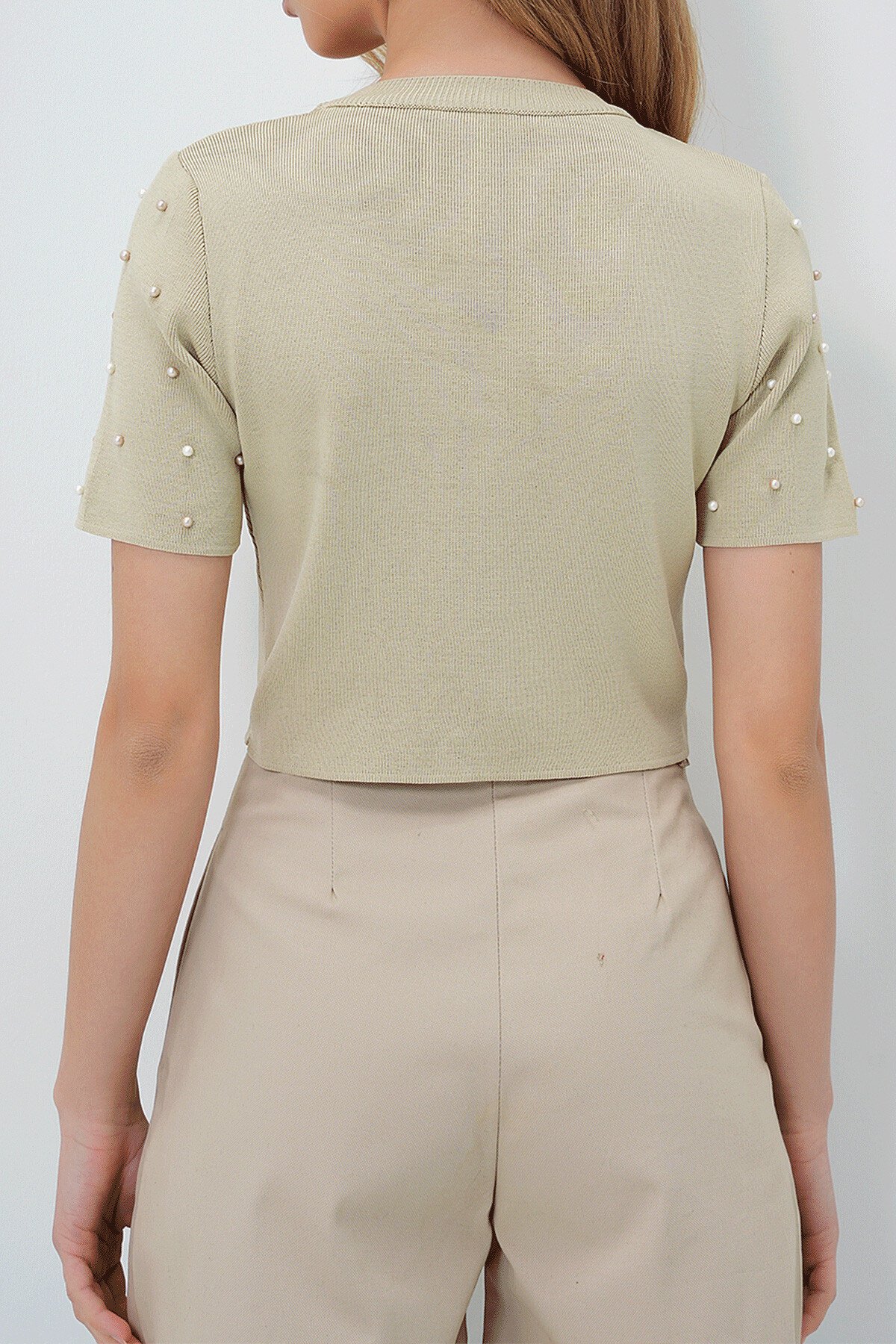 Bej Bisiklet Yaka İnci Çakımlı  Triko Crop Bluz