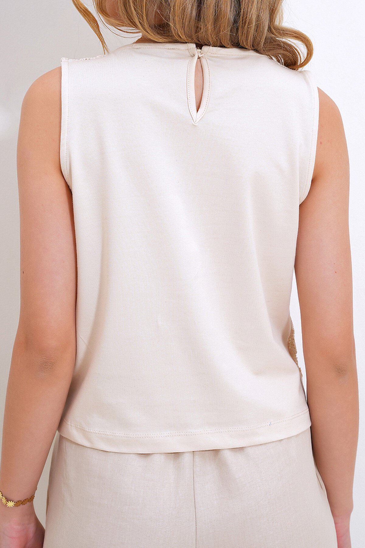 Bej Bisiklet Yaka Kroşata Motifli Kolsuz Güpür Bluz