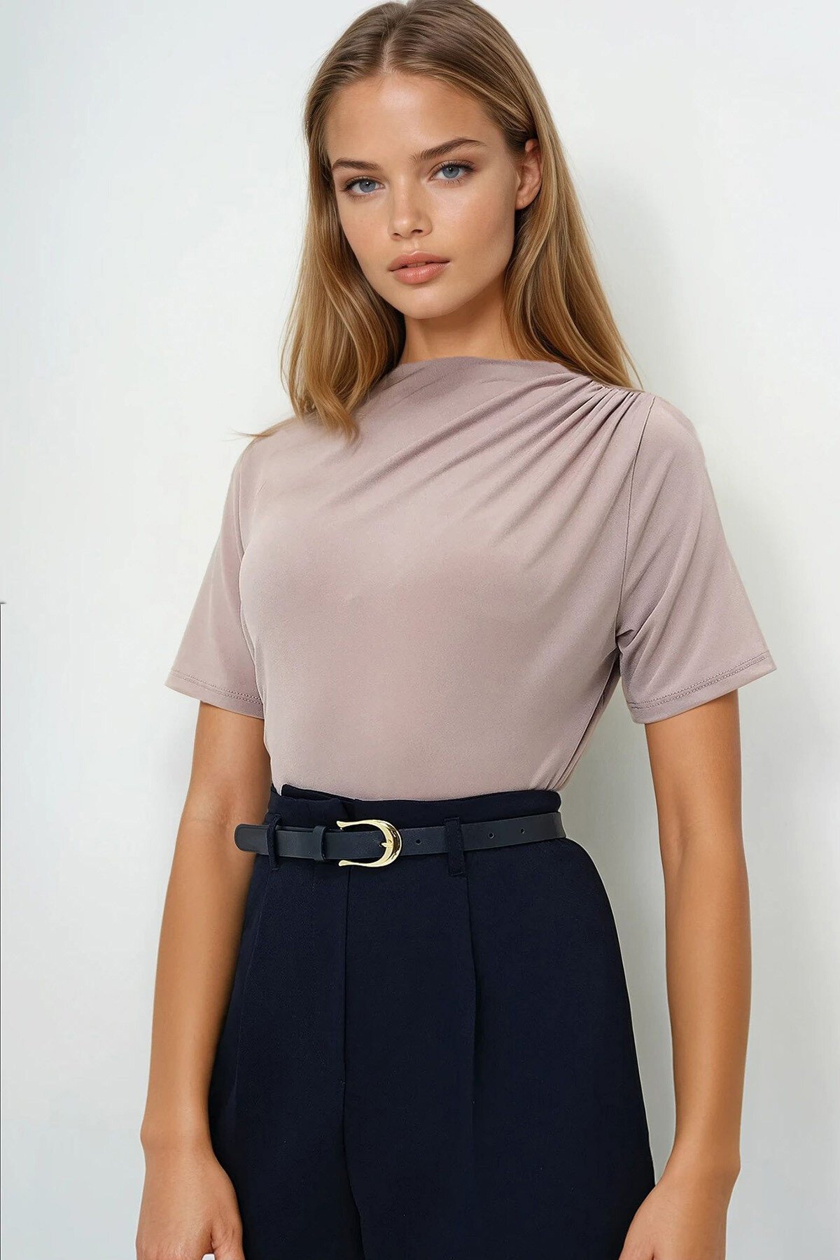 Bej Dik Yaka Yarım Kol Beli Ve Omuzu Drapeli Sandy Bluz