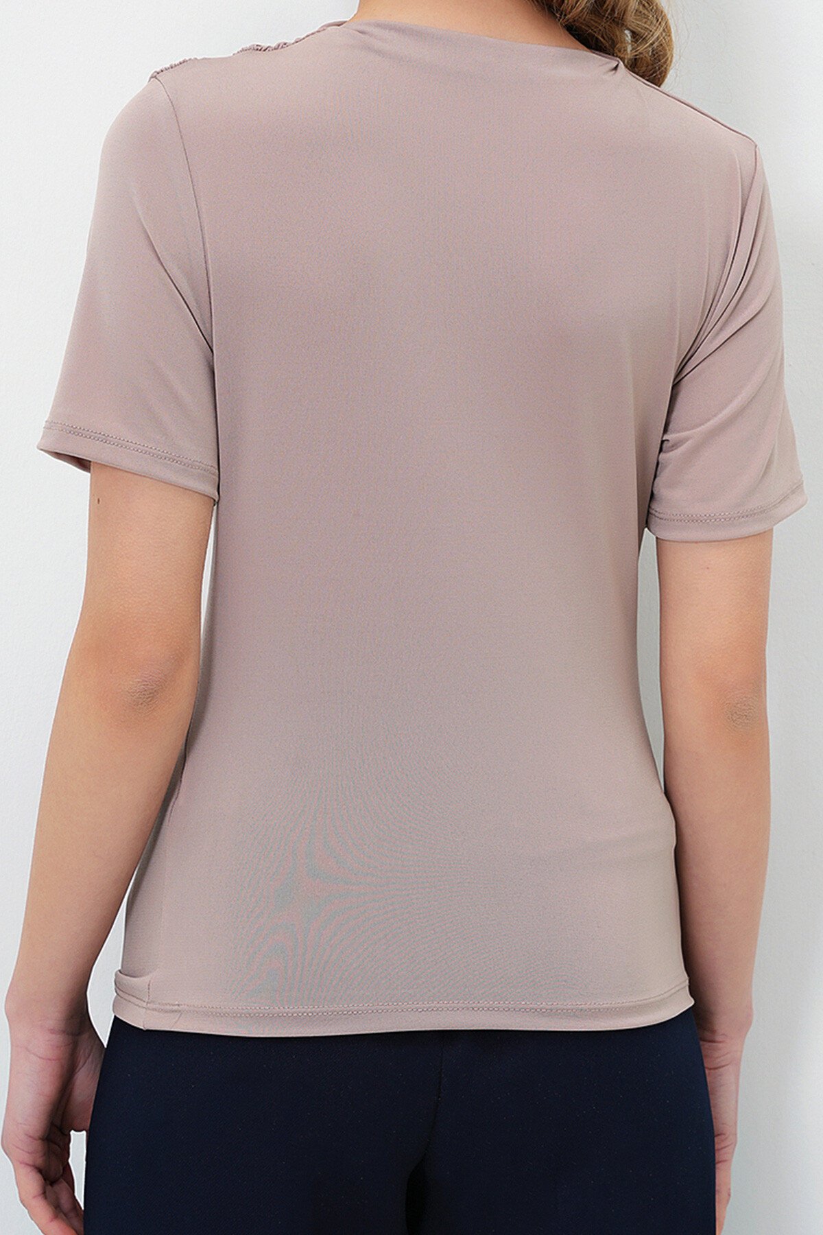 Bej Dik Yaka Yarım Kol Beli Ve Omuzu Drapeli Sandy Bluz