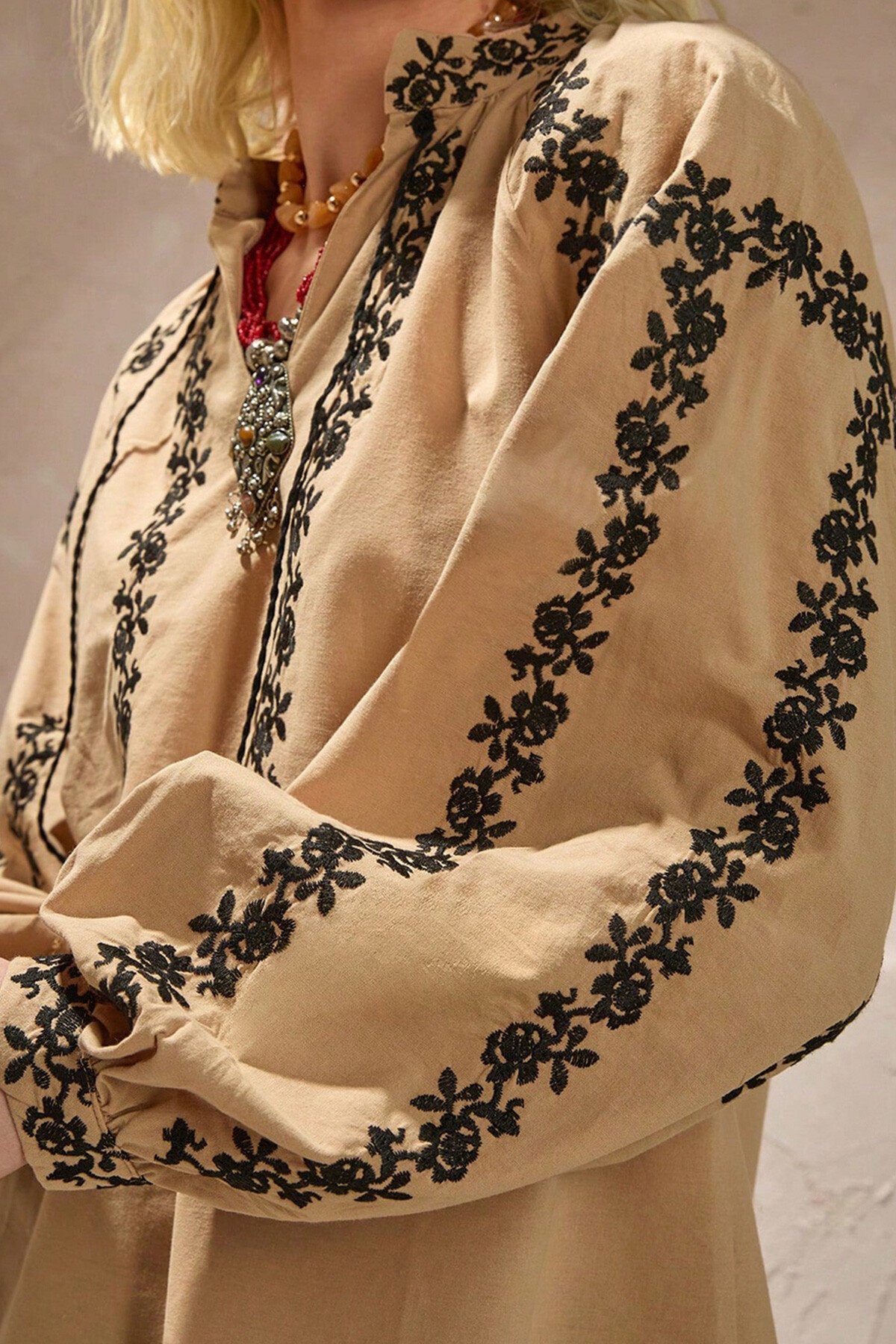 Bej Etnik Desenli Balon Kol Önü Bağlamalı V Yaka Bluz