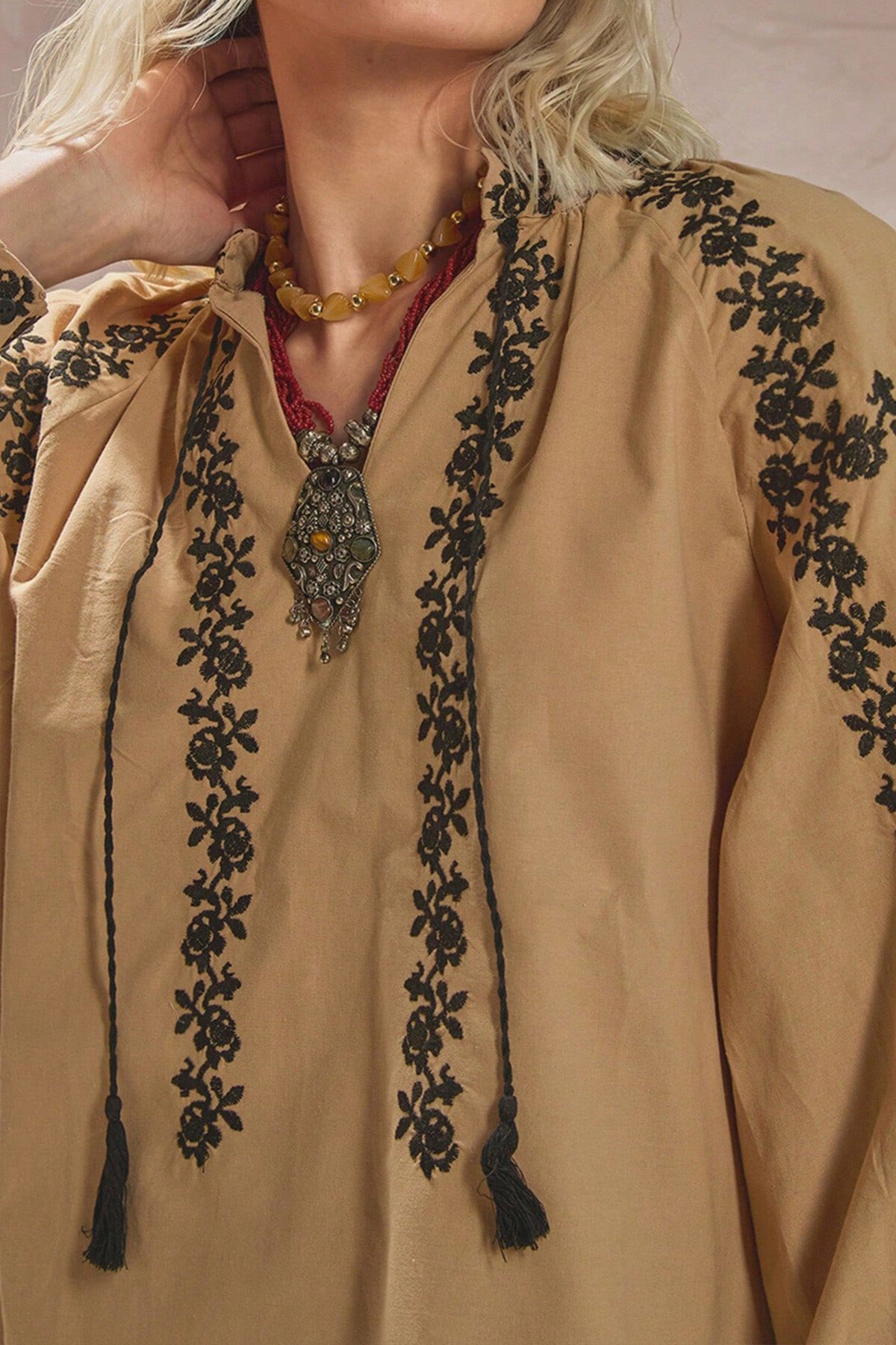 Bej Etnik Desenli Balon Kol Önü Bağlamalı V Yaka Bluz